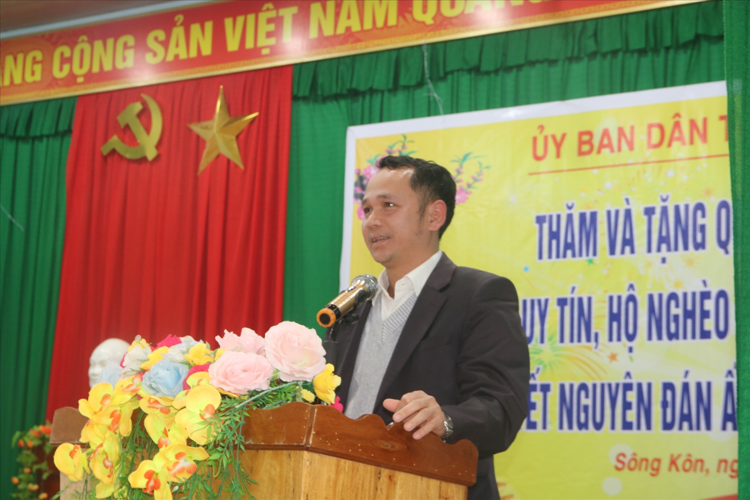 Ông Đỗ Hữu Tùng - Phó Chủ tịch UBND huyện Đông Giang cho biết sẽ tiếp tục thực hiện hiệu quả các chương trình mục tiêu quốc gia, giúp người nghèo vươn lên phát triển kinh tế. Ông Đỗ Hữu Tùng - Phó Chủ tịch UBND huyện Đông Giang cho biết sẽ tiếp tục thực hiện hiệu quả các chương trình mục tiêu quốc gia, giúp người nghèo vươn lên phát triển kinh tế.