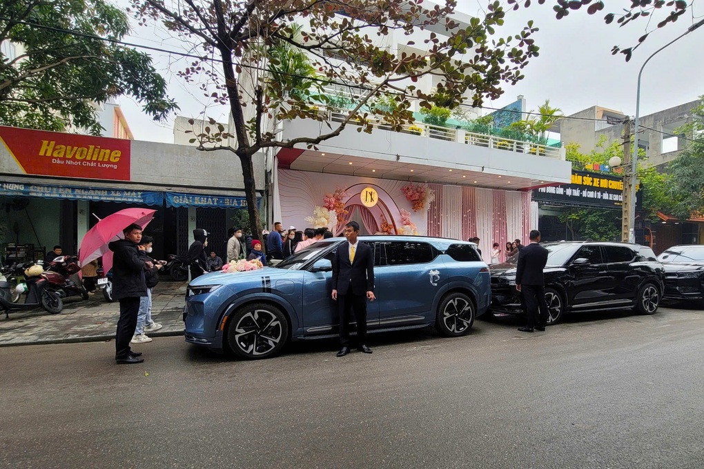 An ninh thắt chặt tại lễ ăn hỏi của Á hậu Phương Nhi - 2 An ninh thắt chặt tại lễ ăn hỏi của Á hậu Phương Nhi - 2