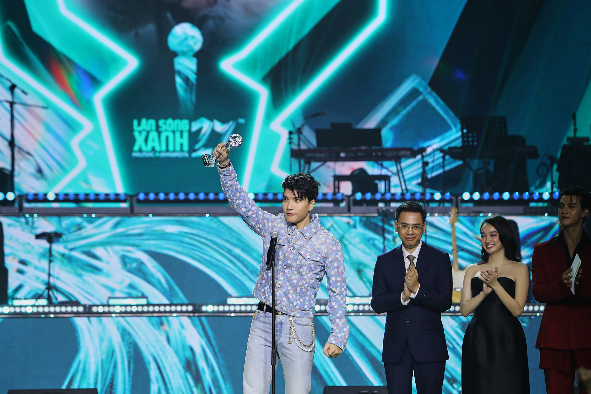 Làn Sóng Xanh 2024: HIEUTHUHAI vượt Sơn Tùng M-TP nhận 3 giải, Soobin đoạt 'Album của năm'- Ảnh 2. Làn Sóng Xanh 2024: HIEUTHUHAI vượt Sơn Tùng M-TP nhận 3 giải, Soobin đoạt 'Album của năm'- Ảnh 2.