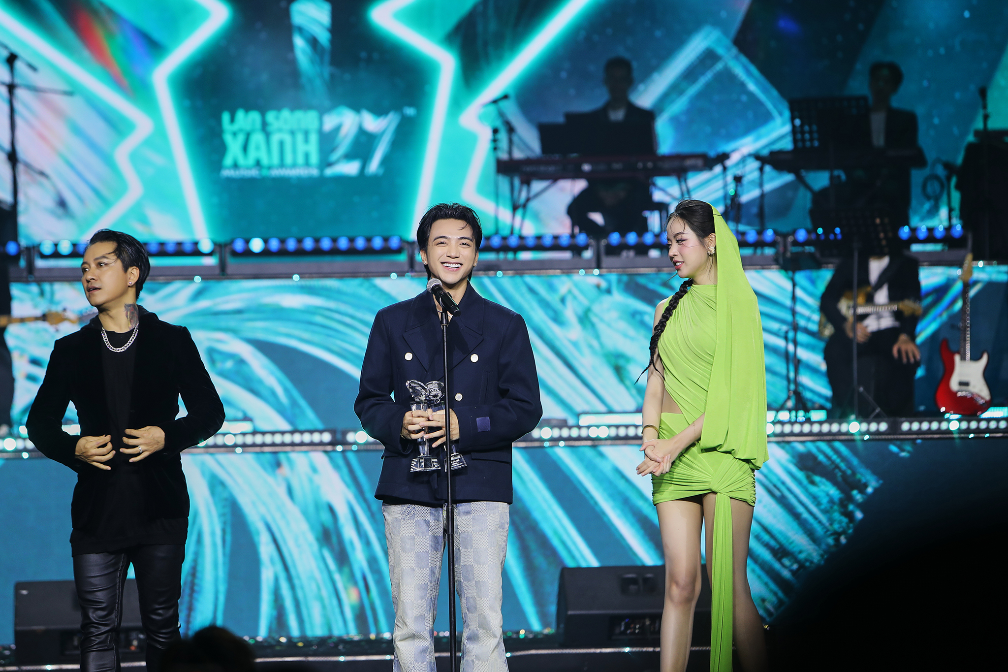 Làn Sóng Xanh 2024: HIEUTHUHAI vượt Sơn Tùng M-TP nhận 3 giải, Soobin đoạt 'Album của năm'- Ảnh 4. Làn Sóng Xanh 2024: HIEUTHUHAI vượt Sơn Tùng M-TP nhận 3 giải, Soobin đoạt 'Album của năm'- Ảnh 4.