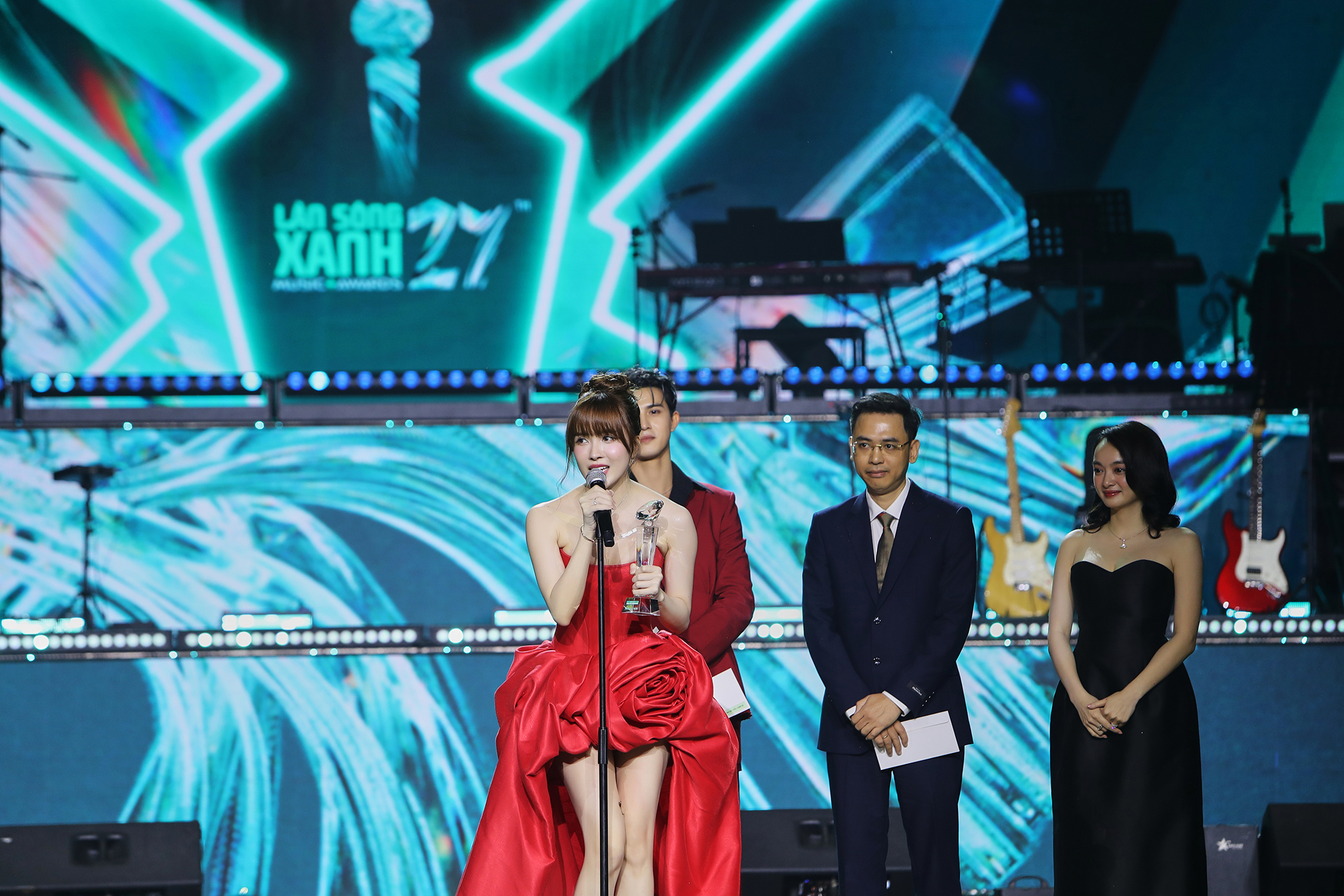 Làn Sóng Xanh 2024: HIEUTHUHAI vượt Sơn Tùng M-TP nhận 3 giải, Soobin đoạt 'Album của năm'- Ảnh 8. Làn Sóng Xanh 2024: HIEUTHUHAI vượt Sơn Tùng M-TP nhận 3 giải, Soobin đoạt 'Album của năm'- Ảnh 8.