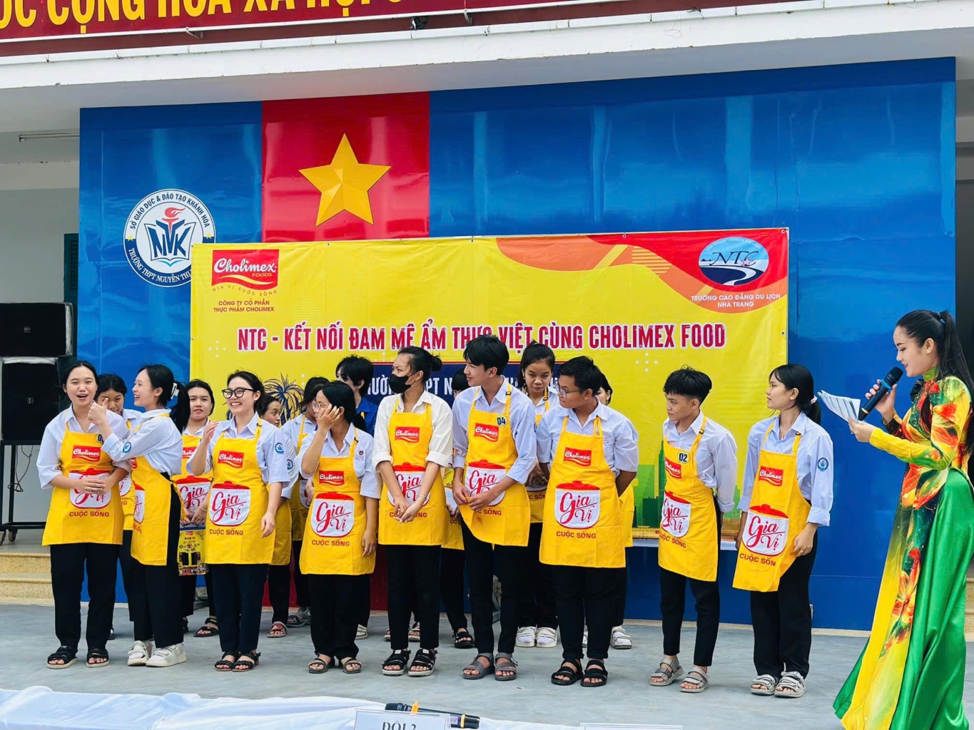 Co-dong-vien-dot-phao-co-vu-hang-xom-noi.png - Vietnam.vn