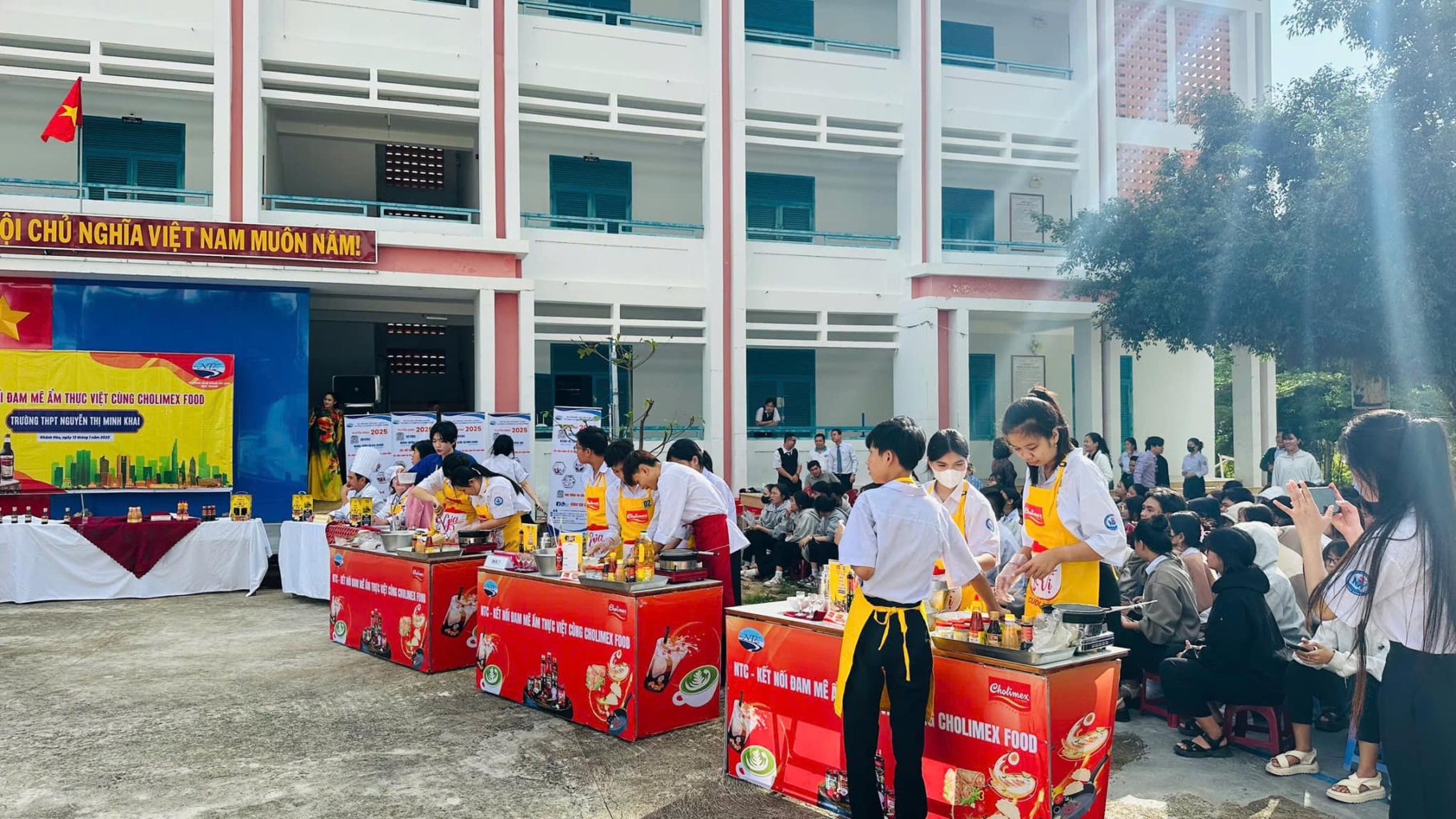 Cổ động viên đốt pháo cổ vũ, hàng xóm nổi giận đi xe máy vào sân bóng dằn mặt - Vietnam.vn
