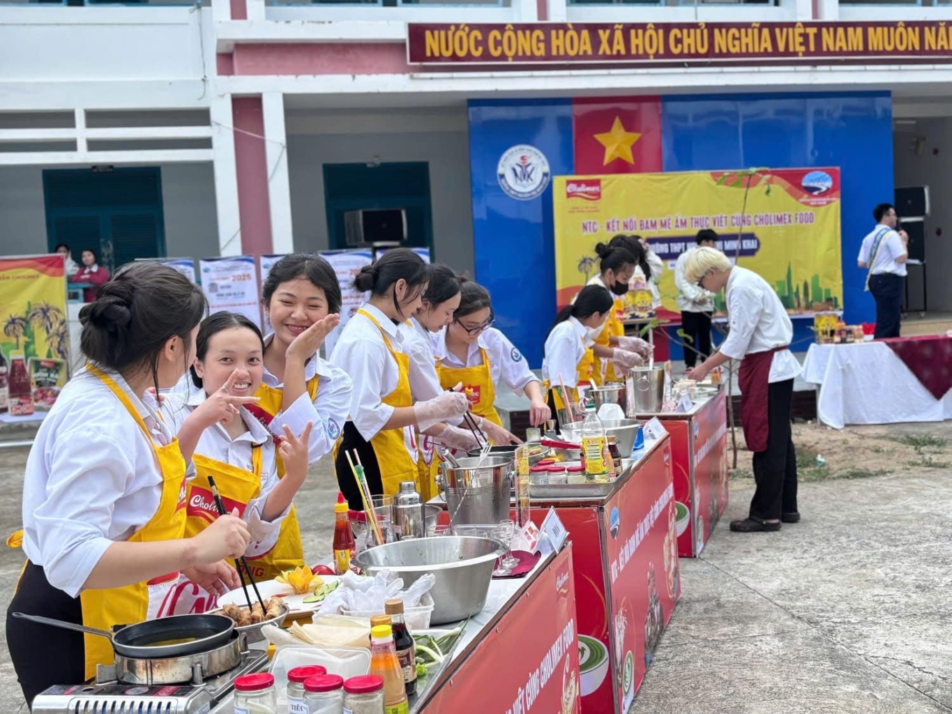 1679475472_Pin-mat-troi-thao-lap-duoc-tren-duong-sat.jpg - Vietnam.vn
