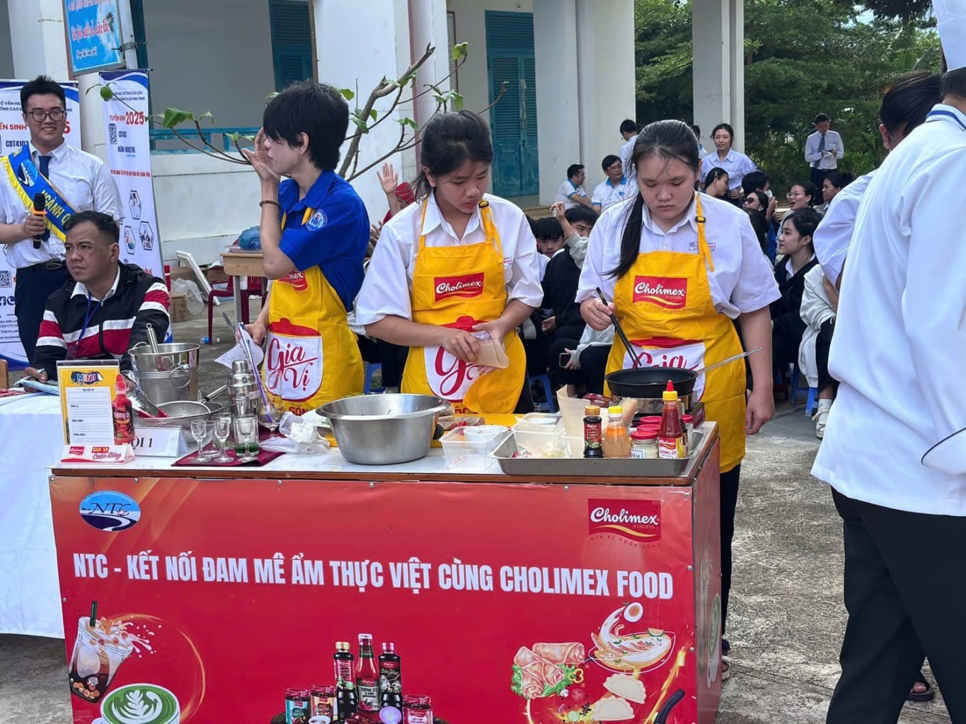 Tong-thong-Macron-tim-loi-thoat-cho-cuoc-khung-hoang.jpg - Vietnam.vn
