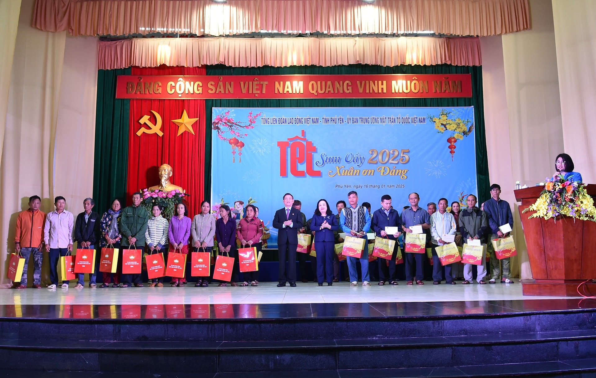 Phó Thủ tướng Hồ Đức Phớc dự chương trình Tết Sum vầy – Xuân ơn Đảng với bà con Phú Yên- Ảnh 2. Phó Thủ tướng Hồ Đức Phớc dự chương trình Tết Sum vầy – Xuân ơn Đảng với bà con Phú Yên- Ảnh 2.