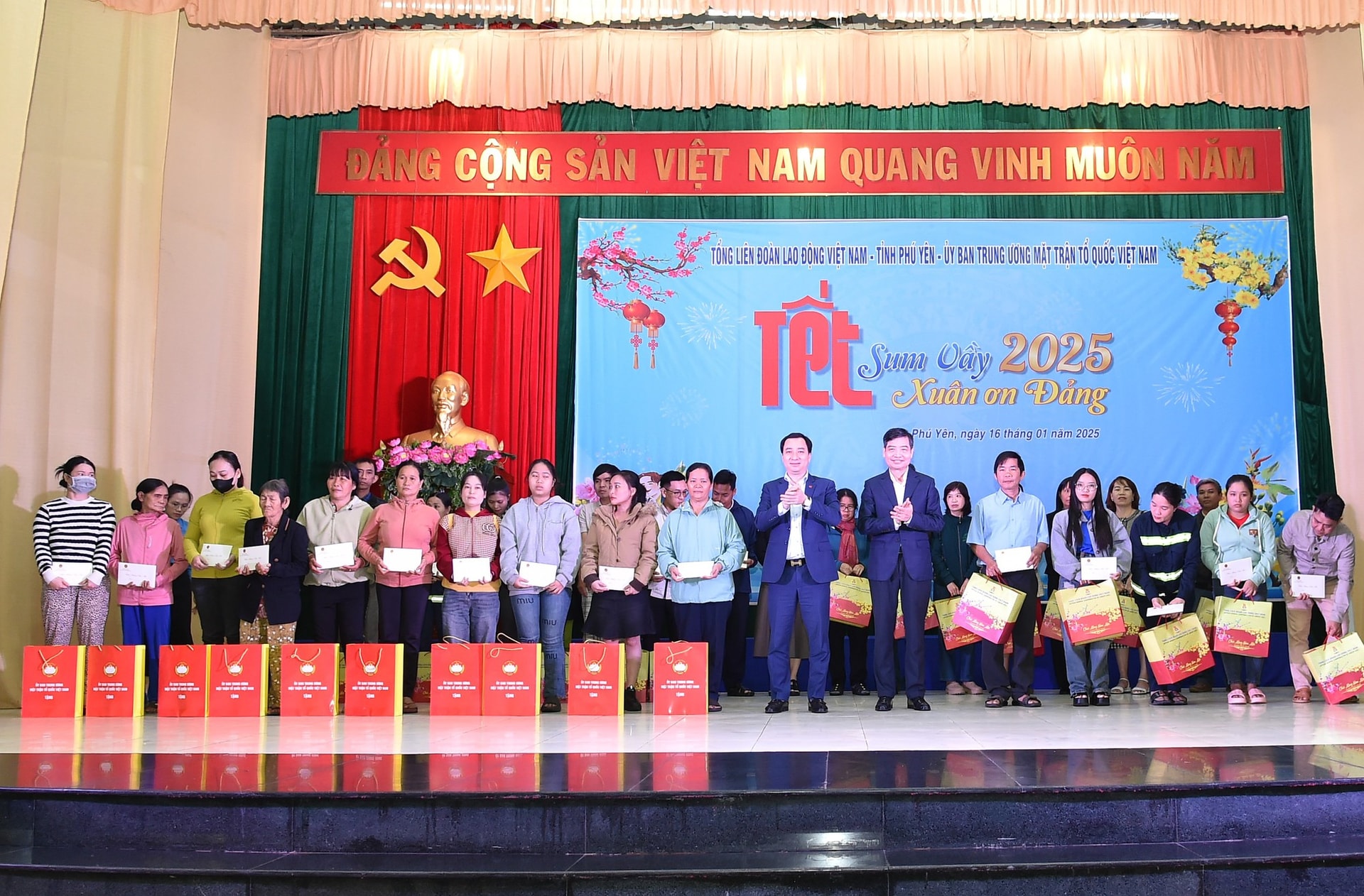 Phó Thủ tướng Hồ Đức Phớc dự chương trình Tết Sum vầy – Xuân ơn Đảng với bà con Phú Yên- Ảnh 5. Phó Thủ tướng Hồ Đức Phớc dự chương trình Tết Sum vầy – Xuân ơn Đảng với bà con Phú Yên- Ảnh 5.