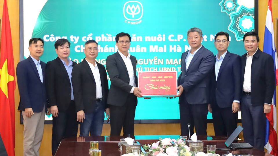 Phó Chủ tịch UBND TP Hà Nội Nguyễn Mạnh Quyền thăm, chúc Tết cán bộ, nhân viên Công ty Cổ phần Chăn nuôi C.P Việt Nam (Chi nhánh Xuân Mai - Hà Nội). Ảnh: Kim Nhuệ