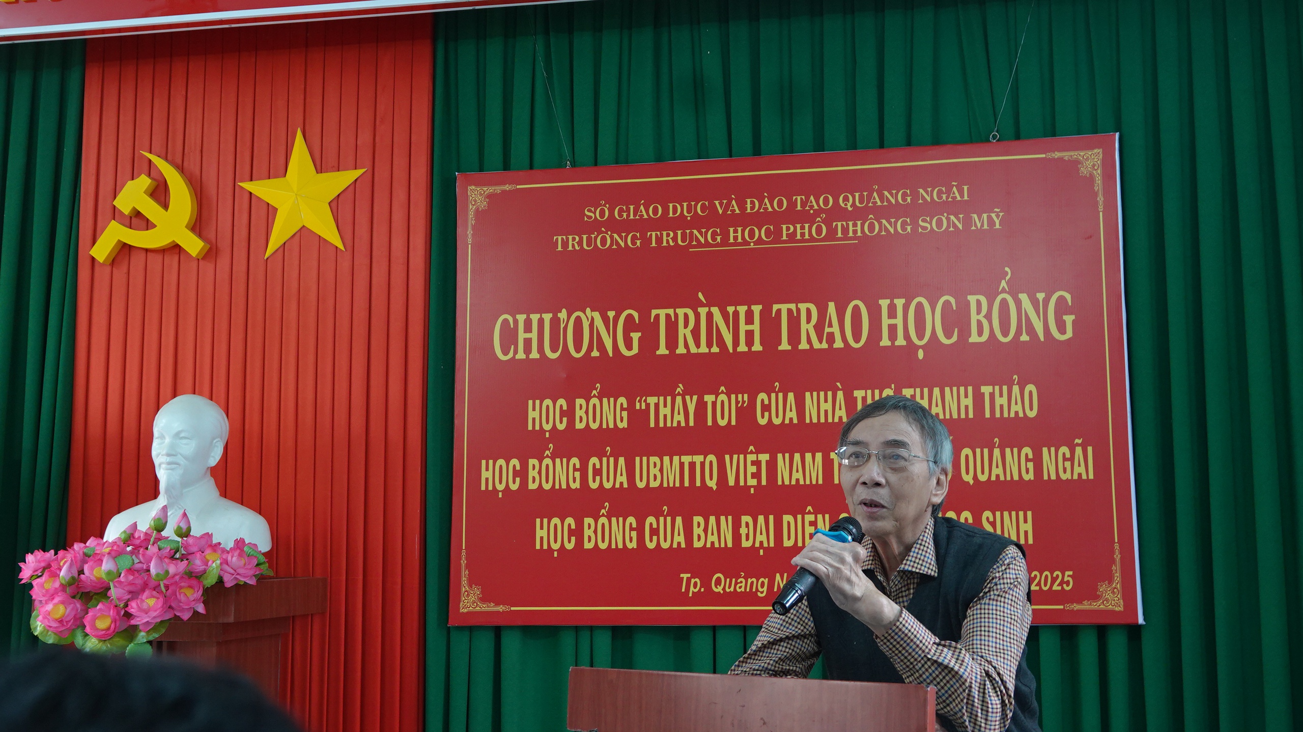 Học bổng 'Thầy tôi' của nhà thơ Thanh Thảo đến với học sinh Sơn Mỹ- Ảnh 2. Học bổng 'Thầy tôi' của nhà thơ Thanh Thảo đến với học sinh Sơn Mỹ- Ảnh 2.