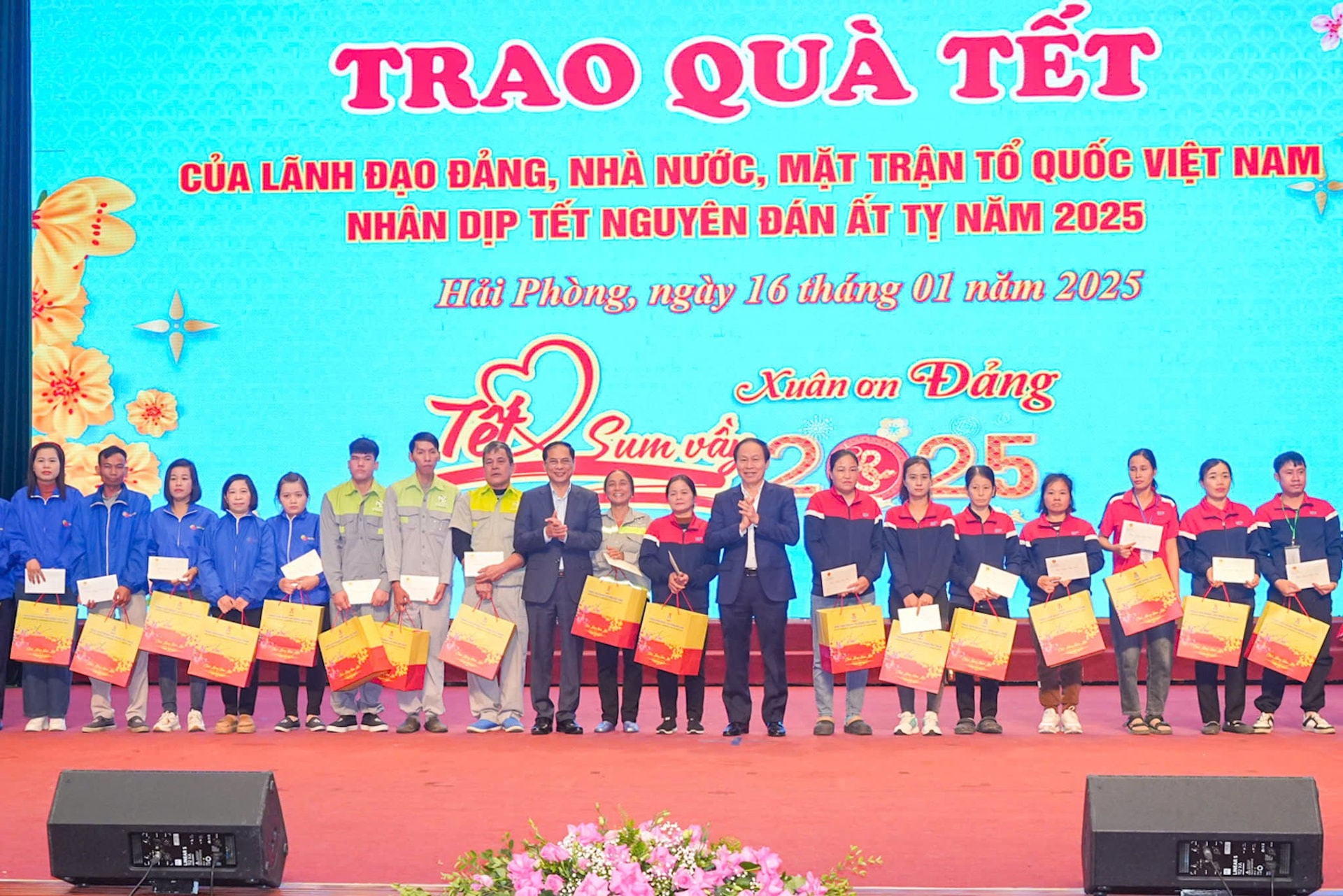Phó Thủ tướng Bùi Thanh Sơn dự Chương trình Tết sum vầy - Xuân ơn Đảng tại Hải Phòng- Ảnh 3. Phó Thủ tướng Bùi Thanh Sơn dự Chương trình Tết sum vầy - Xuân ơn Đảng tại Hải Phòng- Ảnh 3.
