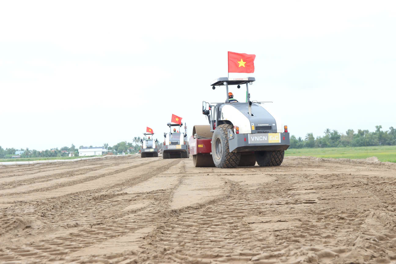Công trường cao tốc Cần Thơ - Cà Mau không nghỉ tết Nguyên đán Ất Tỵ- Ảnh 5. Công trường cao tốc Cần Thơ - Cà Mau không nghỉ tết Nguyên đán Ất Tỵ- Ảnh 5.