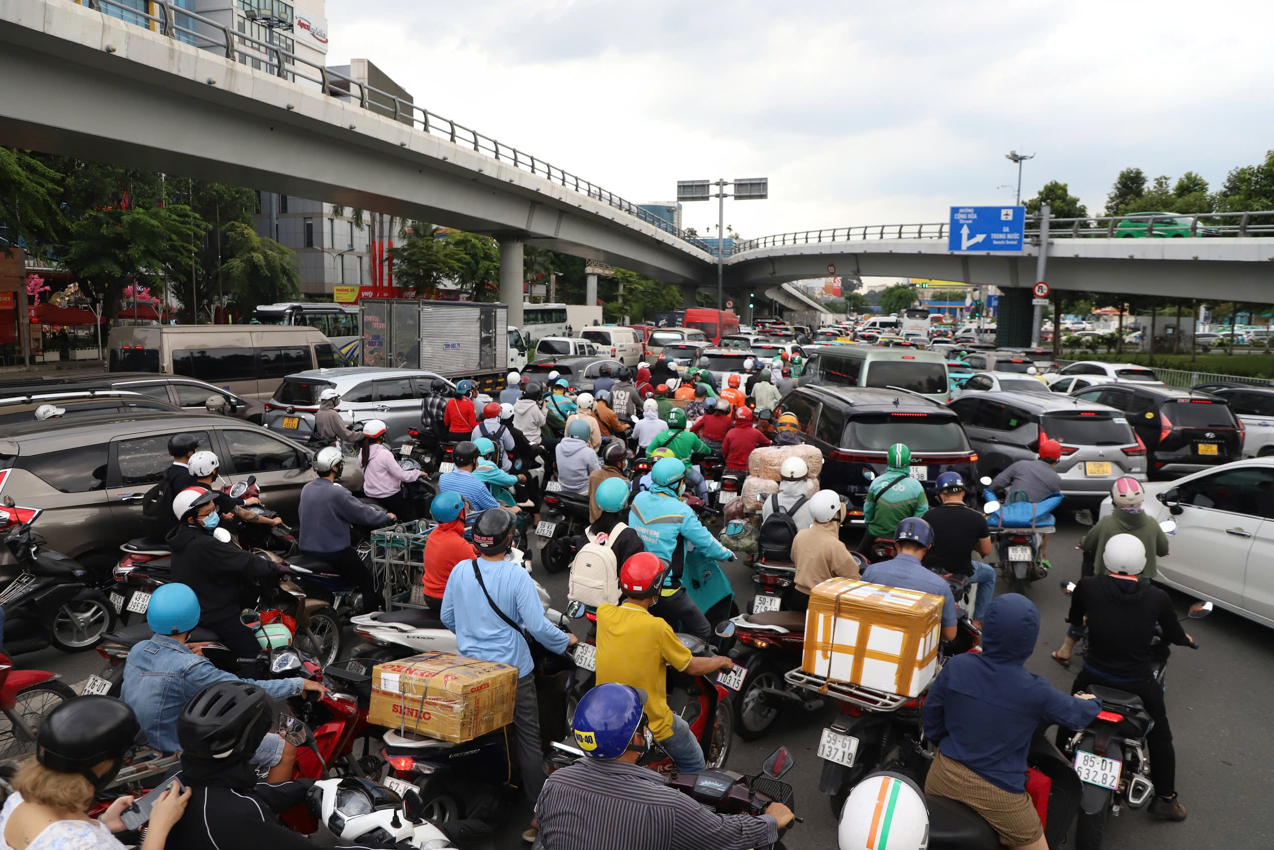 Dùng xe buýt chuyển khách ra ngoài sân bay Tân Sơn Nhất để tránh ùn tắc- Ảnh 3. Dùng xe buýt chuyển khách ra ngoài sân bay Tân Sơn Nhất để tránh ùn tắc- Ảnh 3.