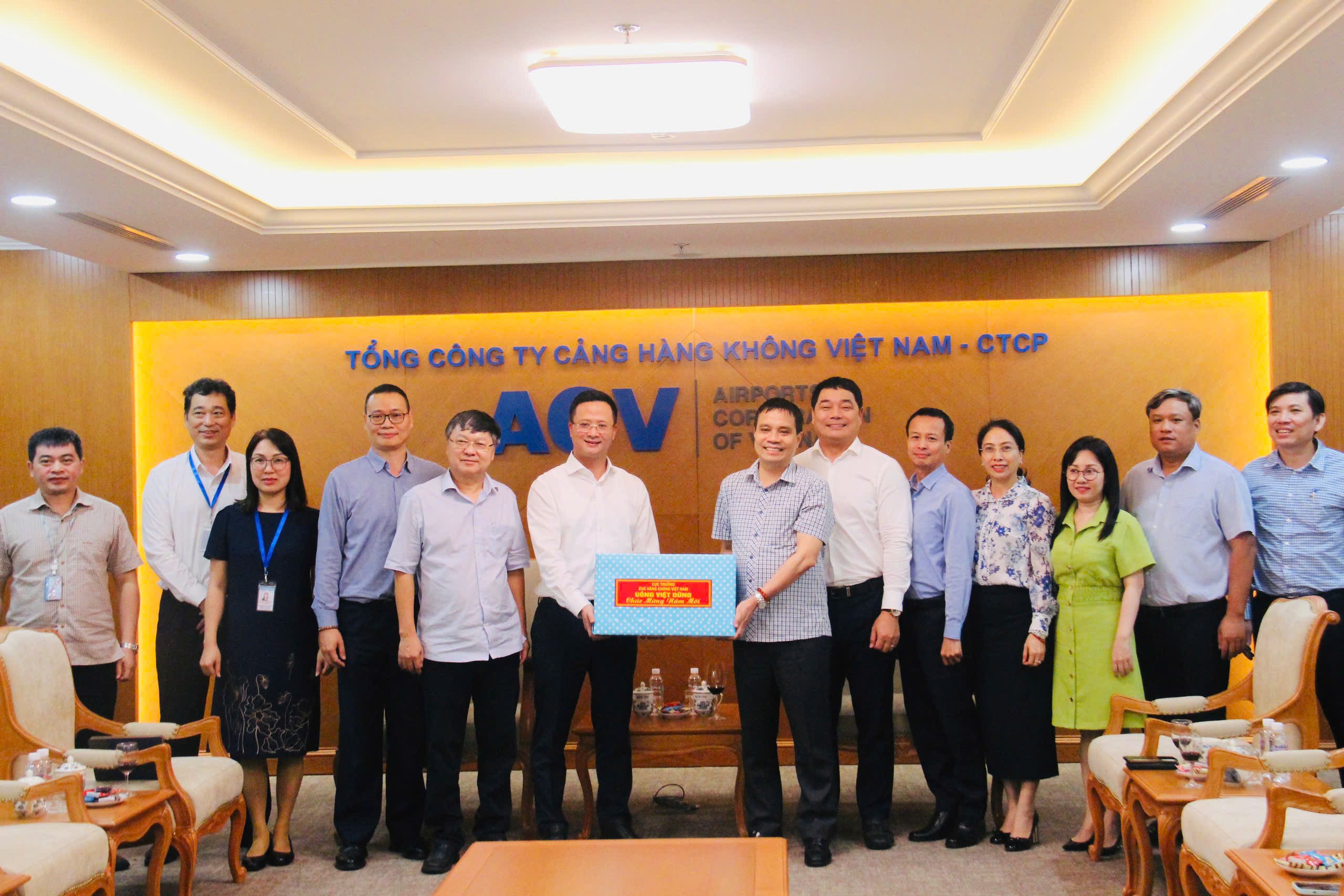 Dùng xe buýt chuyển khách ra ngoài sân bay Tân Sơn Nhất để tránh ùn tắc- Ảnh 5. Dùng xe buýt chuyển khách ra ngoài sân bay Tân Sơn Nhất để tránh ùn tắc- Ảnh 5.