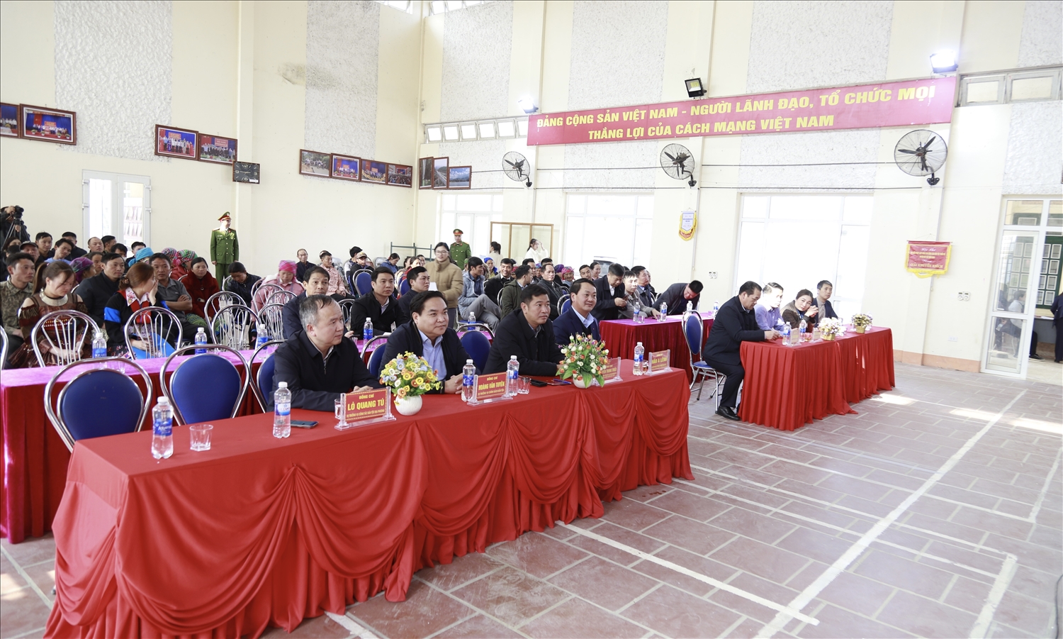 Các đại biểu tham dự buổi tặng quà Các đại biểu tham dự buổi tặng quà