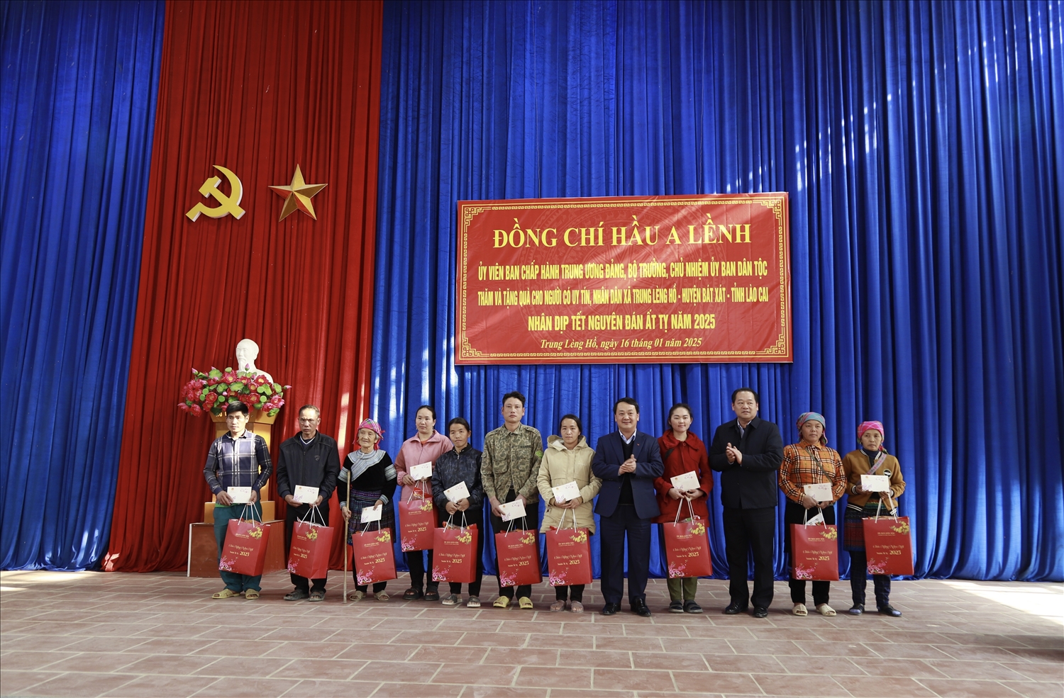 Bộ trưởng, Chủ nhiệm Ủy ban Dân tộc Hầu A Lềnh và Phó Chủ tịch HĐND tỉnh Lào Cai Lý Bình Minh tặng quà hộ nghèo DTTS xã Trung Lèng Hồ Bộ trưởng, Chủ nhiệm Ủy ban Dân tộc Hầu A Lềnh và Phó Chủ tịch HĐND tỉnh Lào Cai Lý Bình Minh tặng quà hộ nghèo DTTS xã Trung Lèng Hồ