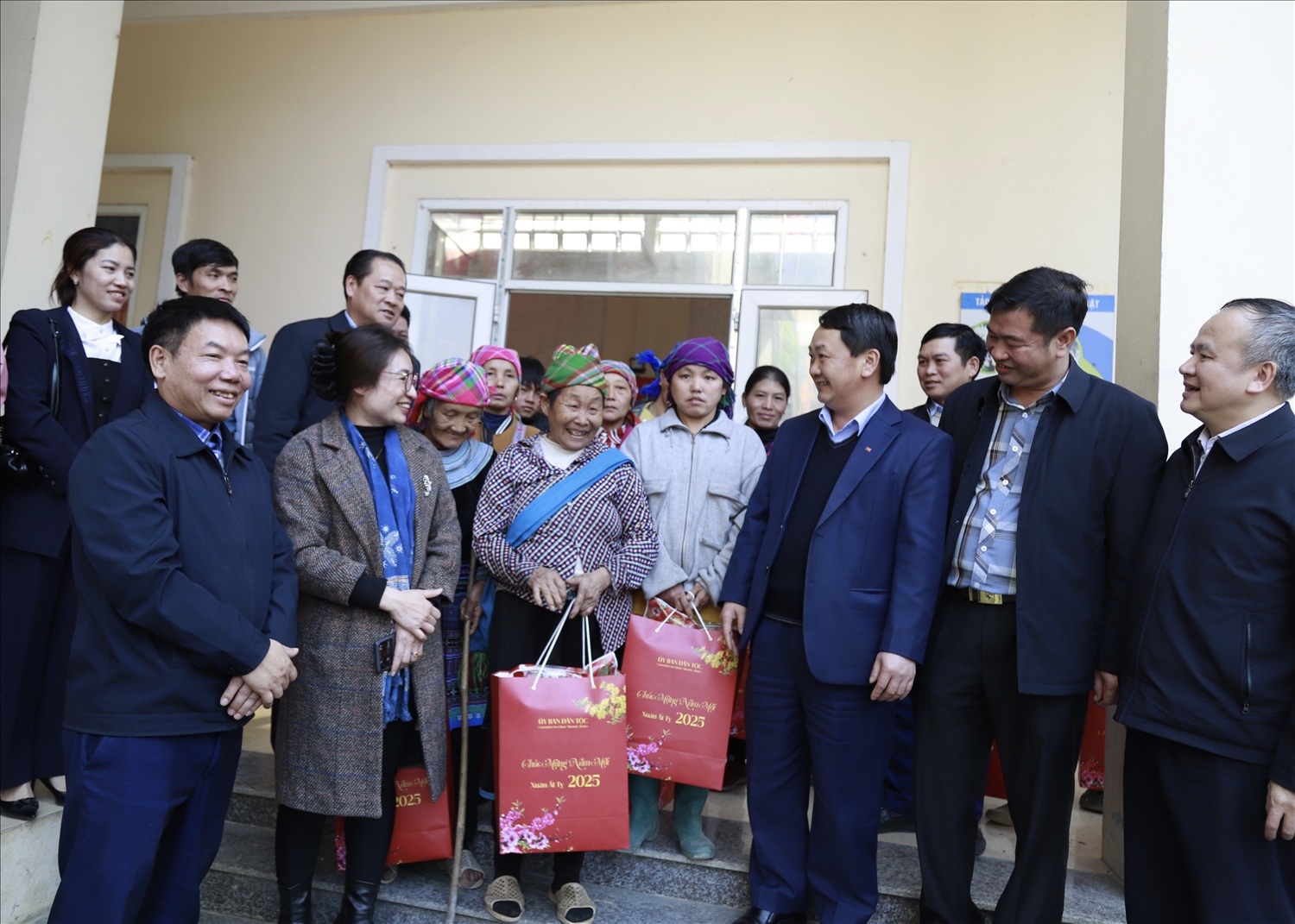 Bộ trưởng, Chủ nhiệm Ủy ban Dân tộc Hầu A Lềnh trò chuyện với cán bộ và đồng bào DTTS tại xã Trung Lèng Hồ Bộ trưởng, Chủ nhiệm Ủy ban Dân tộc Hầu A Lềnh trò chuyện với cán bộ và đồng bào DTTS tại xã Trung Lèng Hồ