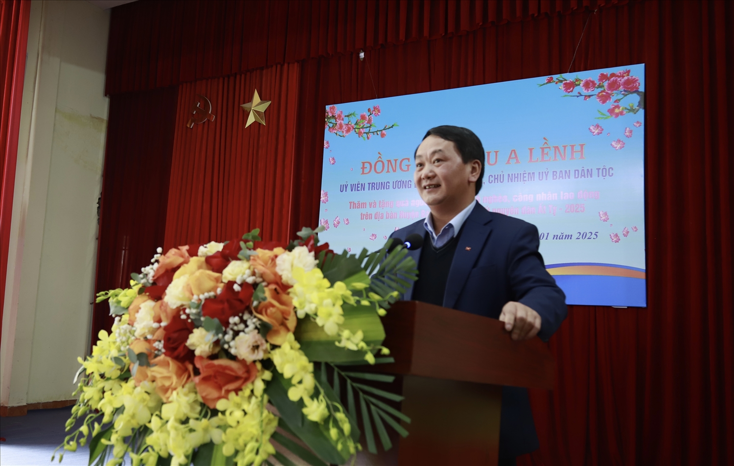 Bộ trưởng, Chủ nhiệm Ủy ban Dân tộc Hầu A Lềnh trò chuyện với cán bộ và đồng bào DTTS tại xã Trung Lèng Hồ Bộ trưởng, Chủ nhiệm Ủy ban Dân tộc Hầu A Lềnh trò chuyện với cán bộ và đồng bào DTTS tại xã Trung Lèng Hồ