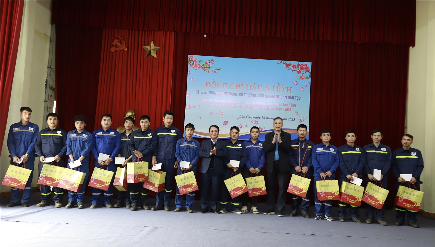 Bộ trưởng, Chủ nhiệm Ủy ban Dân tộc Hầu A Lềnh tặng quà công nhân người DTTS tại Chi nhánh Mỏ tuyển đồng Sin Quyền Lào Cai -VIMICO Bộ trưởng, Chủ nhiệm Ủy ban Dân tộc Hầu A Lềnh tặng quà công nhân người DTTS tại Chi nhánh Mỏ tuyển đồng Sin Quyền Lào Cai -VIMICO