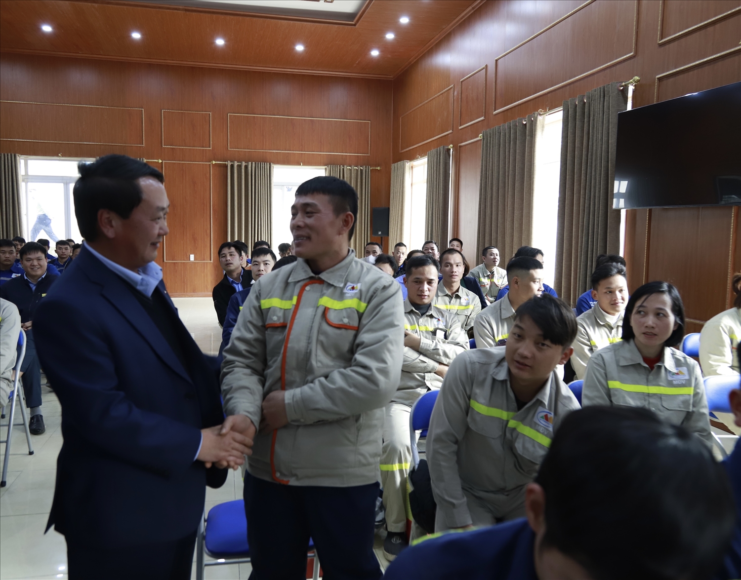 Bộ trưởng, Chủ nhiệm Ủy ban Dân tộc Hầu A Lềnh thăm hỏi, động viên công nhân người DTTS tại Chi nhánh Mỏ tuyển đồng Sin Quyền Lào Cai -VIMICO Bộ trưởng, Chủ nhiệm Ủy ban Dân tộc Hầu A Lềnh thăm hỏi, động viên công nhân người DTTS tại Chi nhánh Mỏ tuyển đồng Sin Quyền Lào Cai -VIMICO