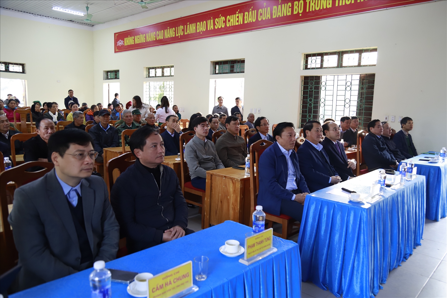 Các đại biểu tham dự buổi tặng quà Các đại biểu tham dự buổi tặng quà