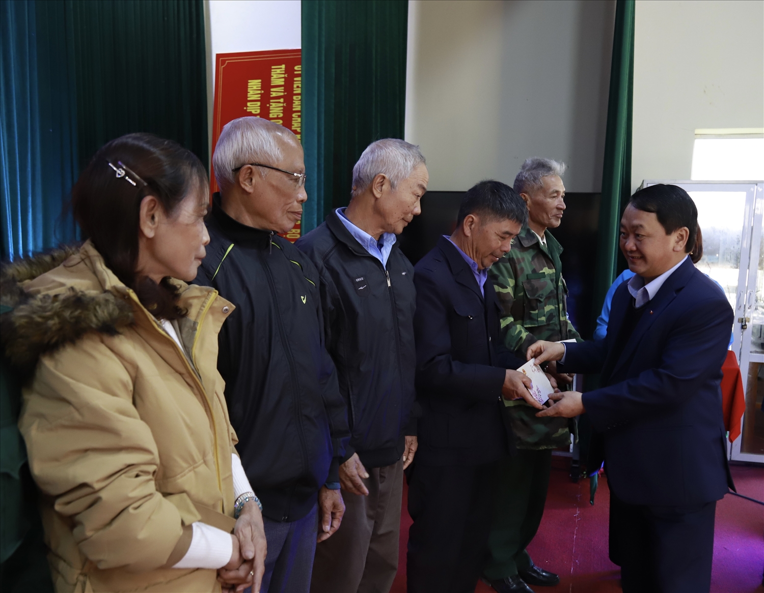 Bộ trưởng, Chủ nhiệm UDBT Hầu A Lềnh tặng quà Người có uy tín trên địa bàn huyện Tân Sơn, tỉnh Phú Thọ Bộ trưởng, Chủ nhiệm UDBT Hầu A Lềnh tặng quà Người có uy tín trên địa bàn huyện Tân Sơn, tỉnh Phú Thọ