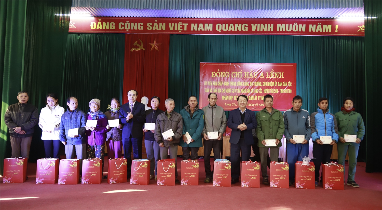 Bộ trưởng, Chủ nhiệm UBDT Hầu A Lềnh và Trưởng Ban Tuyên giáo Tỉnh ủy Vi Mạnh Hùng tặng quà cho hộ nghèo DTTS xã Long Cốc, huyện Tân Sơn Bộ trưởng, Chủ nhiệm UBDT Hầu A Lềnh và Trưởng Ban Tuyên giáo Tỉnh ủy Vi Mạnh Hùng tặng quà cho hộ nghèo DTTS xã Long Cốc, huyện Tân Sơn