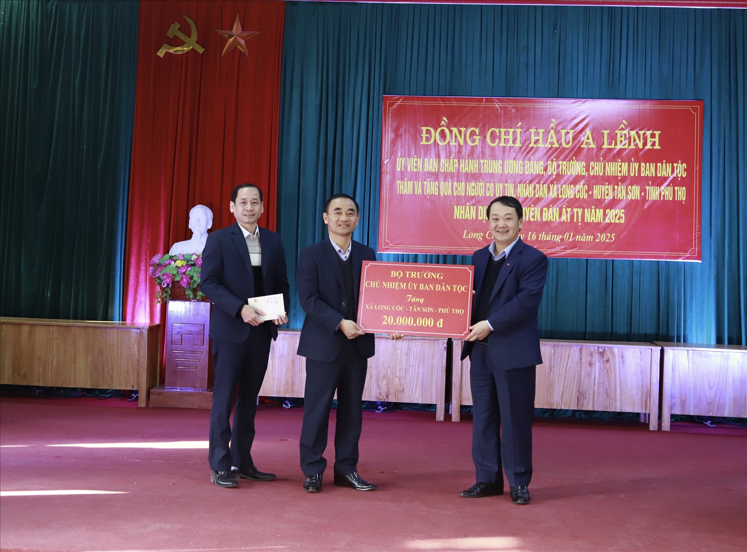 Bộ trưởng, Chủ nhiệm UBDT Hầu A Lềnh tặng quà cho tập thể xã Long Cốc, huyện Tân Sơn, tỉnh Phú Thọ Bộ trưởng, Chủ nhiệm UBDT Hầu A Lềnh tặng quà cho tập thể xã Long Cốc, huyện Tân Sơn, tỉnh Phú Thọ