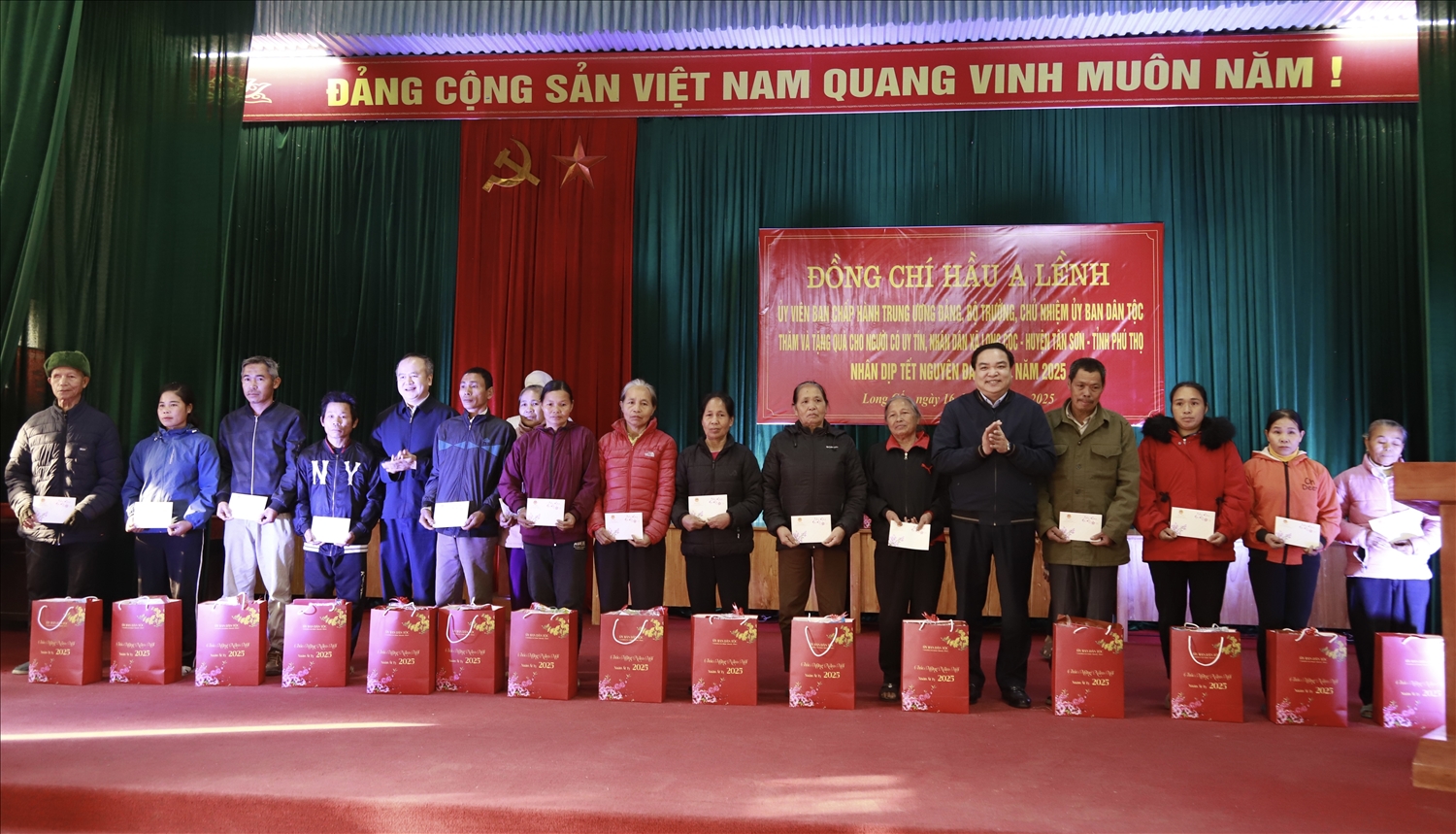 Đồng chí Hoàng Văn Tuyên, Vụ trưởng Vụ Chính sách Dân tộc và đồng chí Lò Quang Tú, Vụ trưởng Vụ công tác dân tộc địa phương tặng quà cho hộ nghèo người DTTS xã Long Cốc Đồng chí Hoàng Văn Tuyên, Vụ trưởng Vụ Chính sách Dân tộc và đồng chí Lò Quang Tú, Vụ trưởng Vụ công tác dân tộc địa phương tặng quà cho hộ nghèo người DTTS xã Long Cốc
