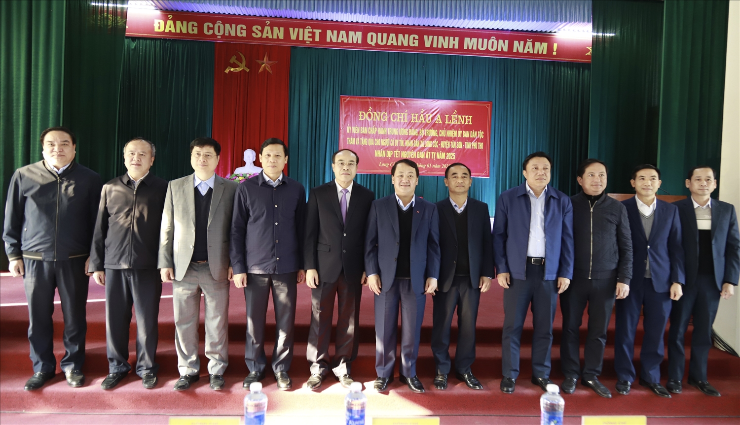 Bộ trưởng, Chủ nhiệm chụp ảnh lưu niệm với lãnh đạo tỉnh Phú Thọ, huyện Tân Sơn Bộ trưởng, Chủ nhiệm chụp ảnh lưu niệm với lãnh đạo tỉnh Phú Thọ, huyện Tân Sơn