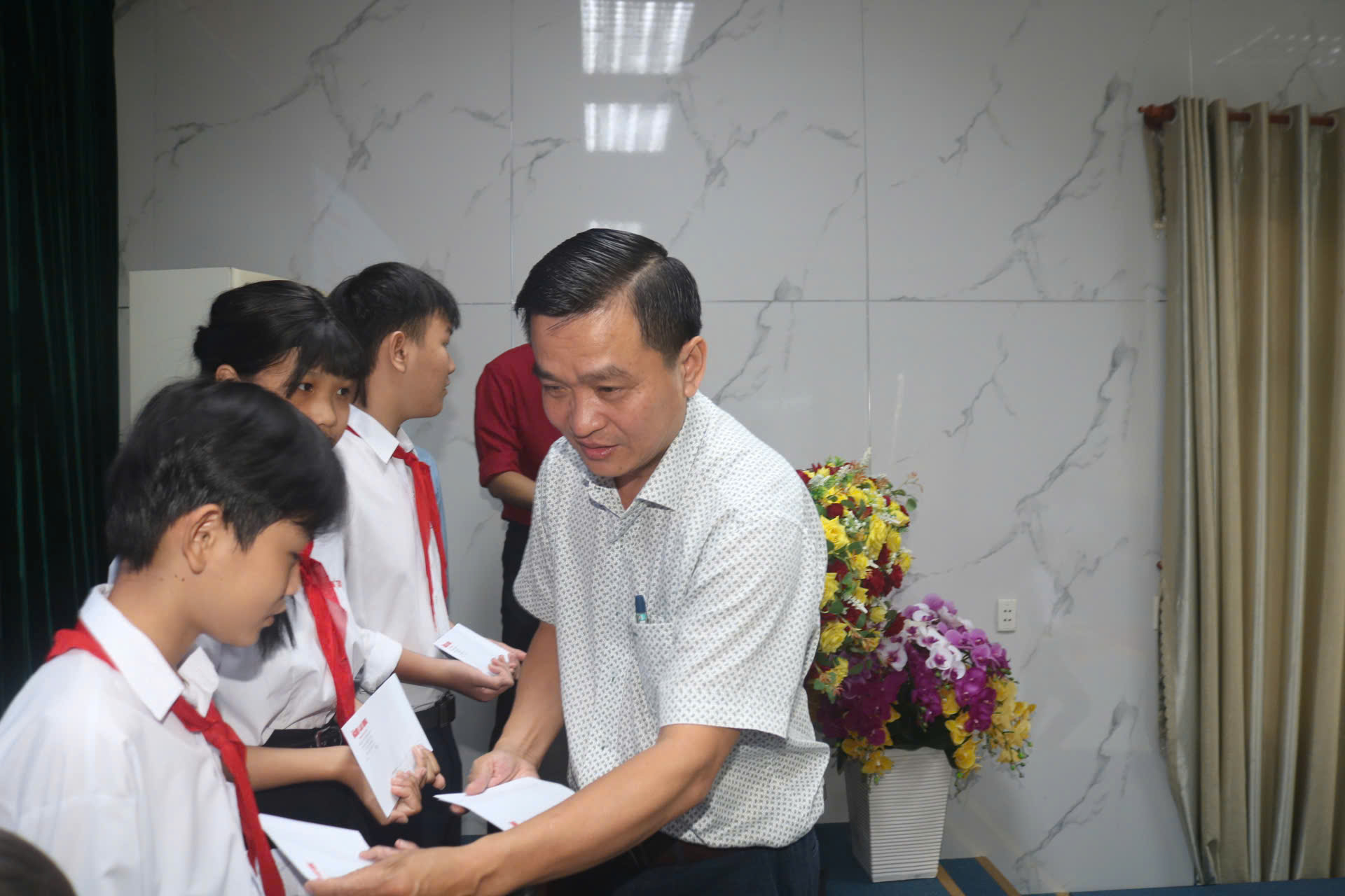 VIDEO: Tặng 200 suất hỗ trợ học bổng đến học sinh vùng biên Long An- Ảnh 4. VIDEO: Tặng 200 suất hỗ trợ học bổng đến học sinh vùng biên Long An- Ảnh 4.
