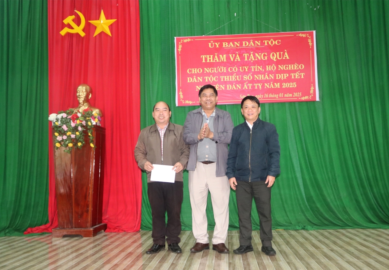 Thứ trưởng, Phó Chủ nhiệm UBDT Y Thông tặng quà Tết cho tập thể UBND xã Sơn Bua. Thứ trưởng, Phó Chủ nhiệm UBDT Y Thông tặng quà Tết cho tập thể UBND xã Sơn Bua.