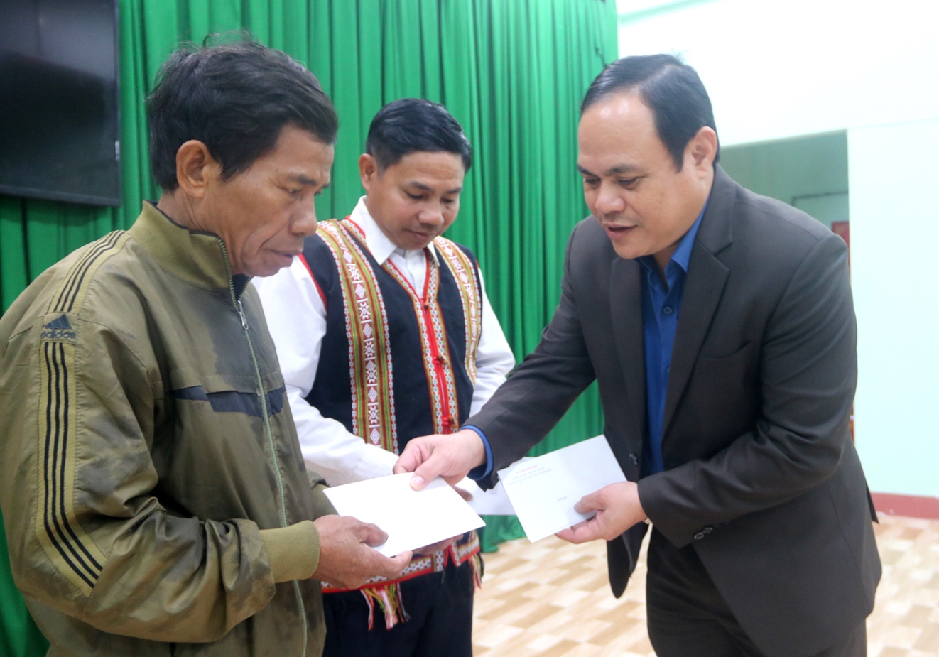 Ông Hồ Ngọc Thịnh - Trưởng Ban Dân tộc tỉnh Quảng Ngãi tặng quà cho Người có uy tín ở Sơn Hà. Ông Hồ Ngọc Thịnh - Trưởng Ban Dân tộc tỉnh Quảng Ngãi tặng quà cho Người có uy tín ở Sơn Hà.