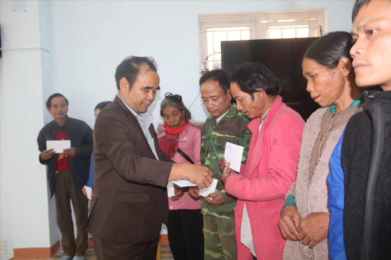 Đại diện Vụ Công tác Dân tộc địa phương tham gia tặng quà cho người nghèo ở Sơn Tây. Đại diện Vụ Công tác Dân tộc địa phương tham gia tặng quà cho người nghèo ở Sơn Tây.