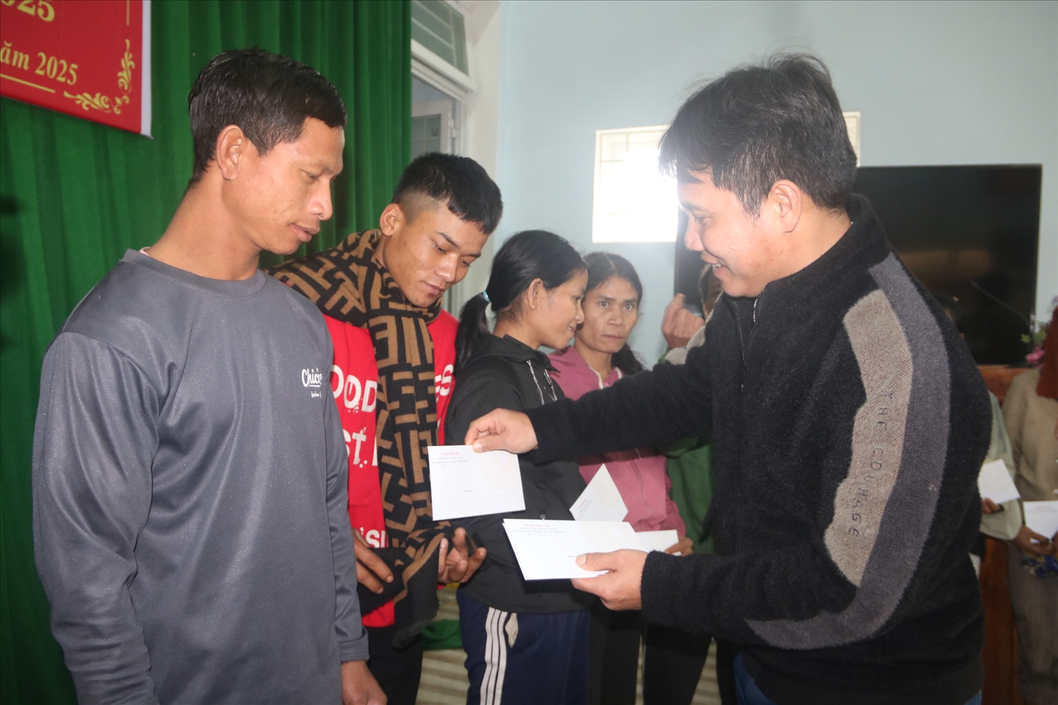 Ông Đinh Trường Giang, Phó Chủ tịch UBND huyện Sơn Tây tặng quà cho người dân. Ông Đinh Trường Giang, Phó Chủ tịch UBND huyện Sơn Tây tặng quà cho người dân.