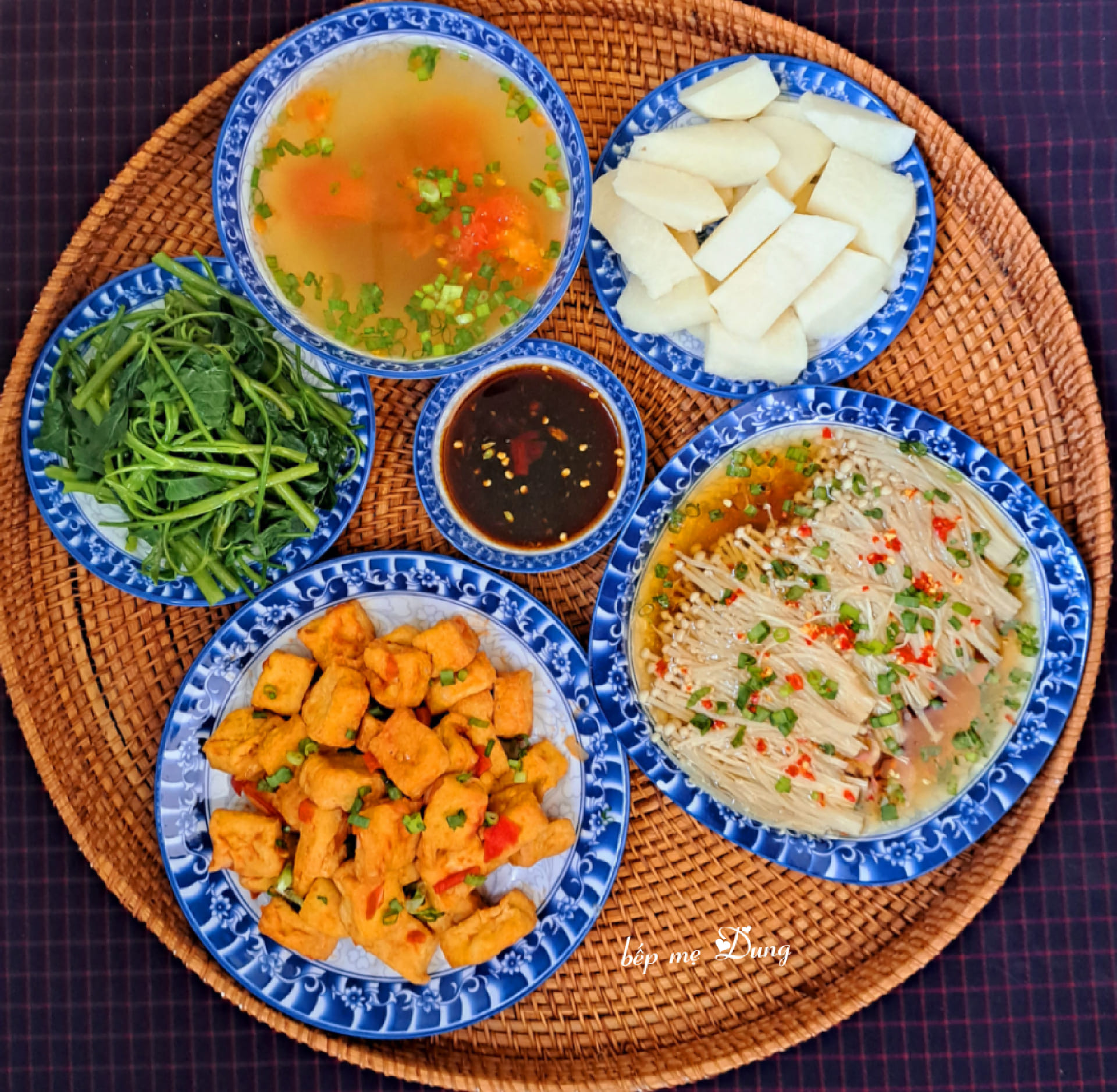 Gợi ý 20 mâm cơm gia đình dành cho 4 người mang lại không khí ấm cúng ngày đông- Ảnh 8. Gợi ý 20 mâm cơm gia đình dành cho 4 người mang lại không khí ấm cúng ngày đông- Ảnh 8.