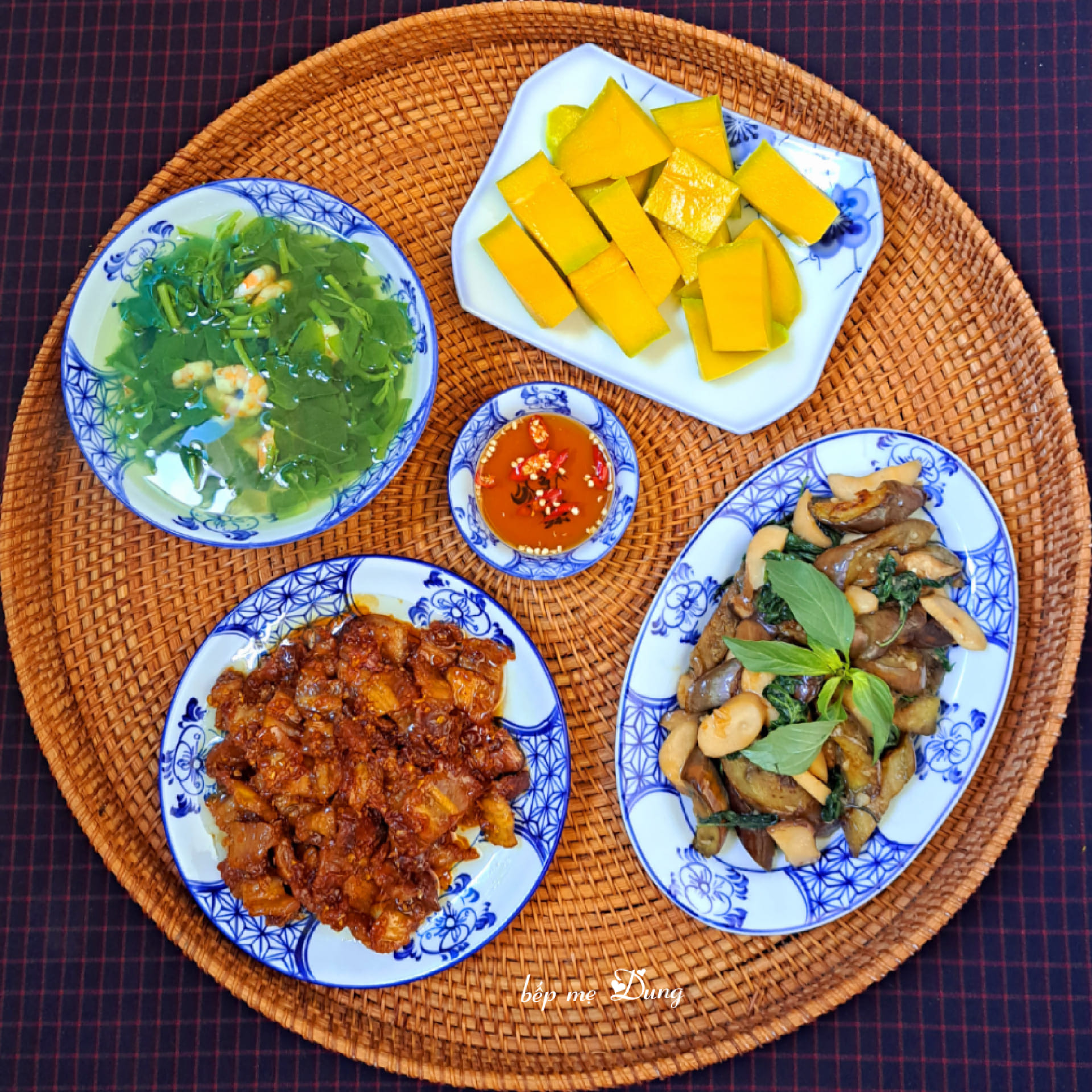 Gợi ý 20 mâm cơm gia đình dành cho 4 người mang lại không khí ấm cúng ngày đông- Ảnh 13. Gợi ý 20 mâm cơm gia đình dành cho 4 người mang lại không khí ấm cúng ngày đông- Ảnh 13.