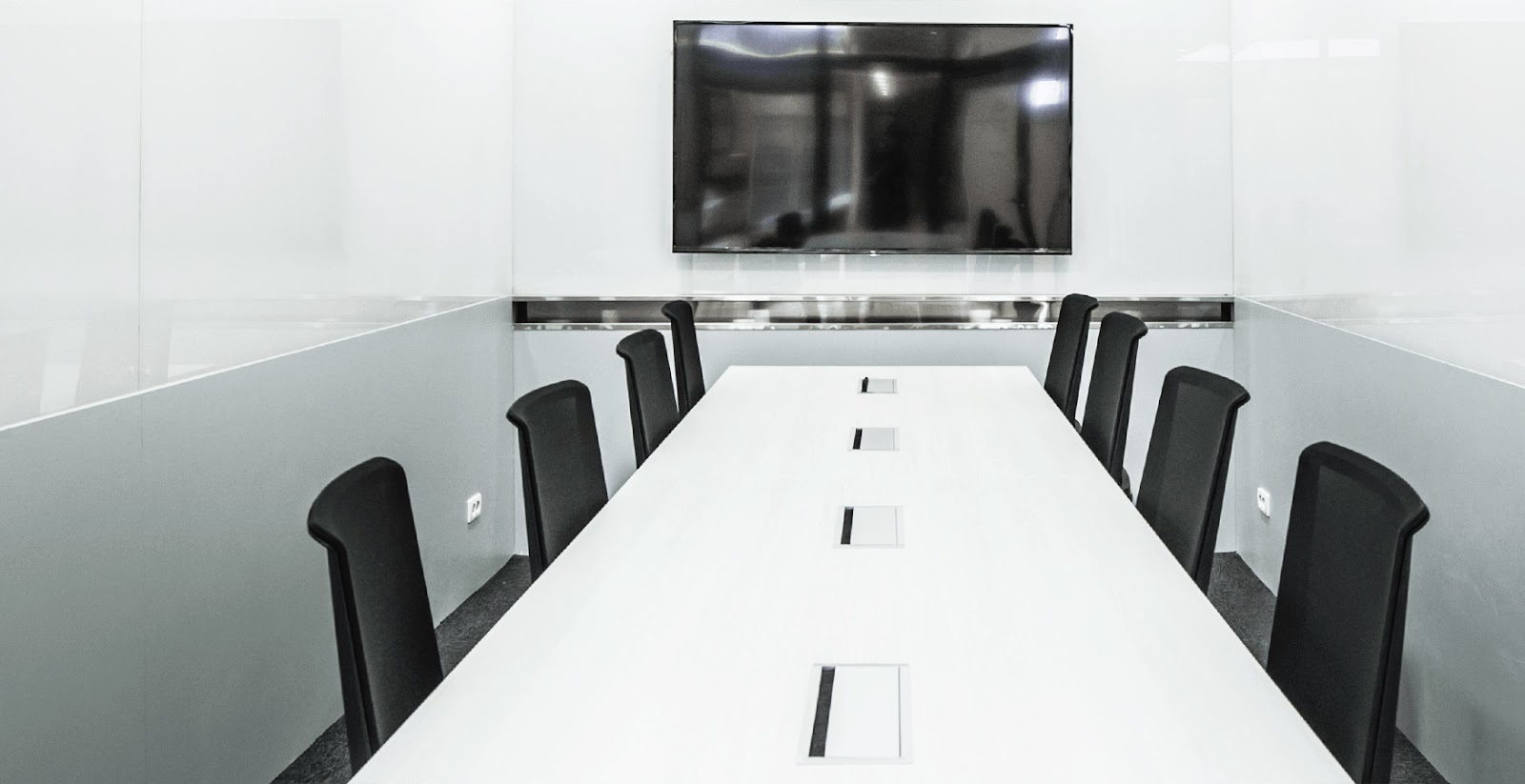 IWG khai trương các địa điểm coworking space mới tại Việt Nam- Ảnh 2. A table with chairs in a room Description automatically generated