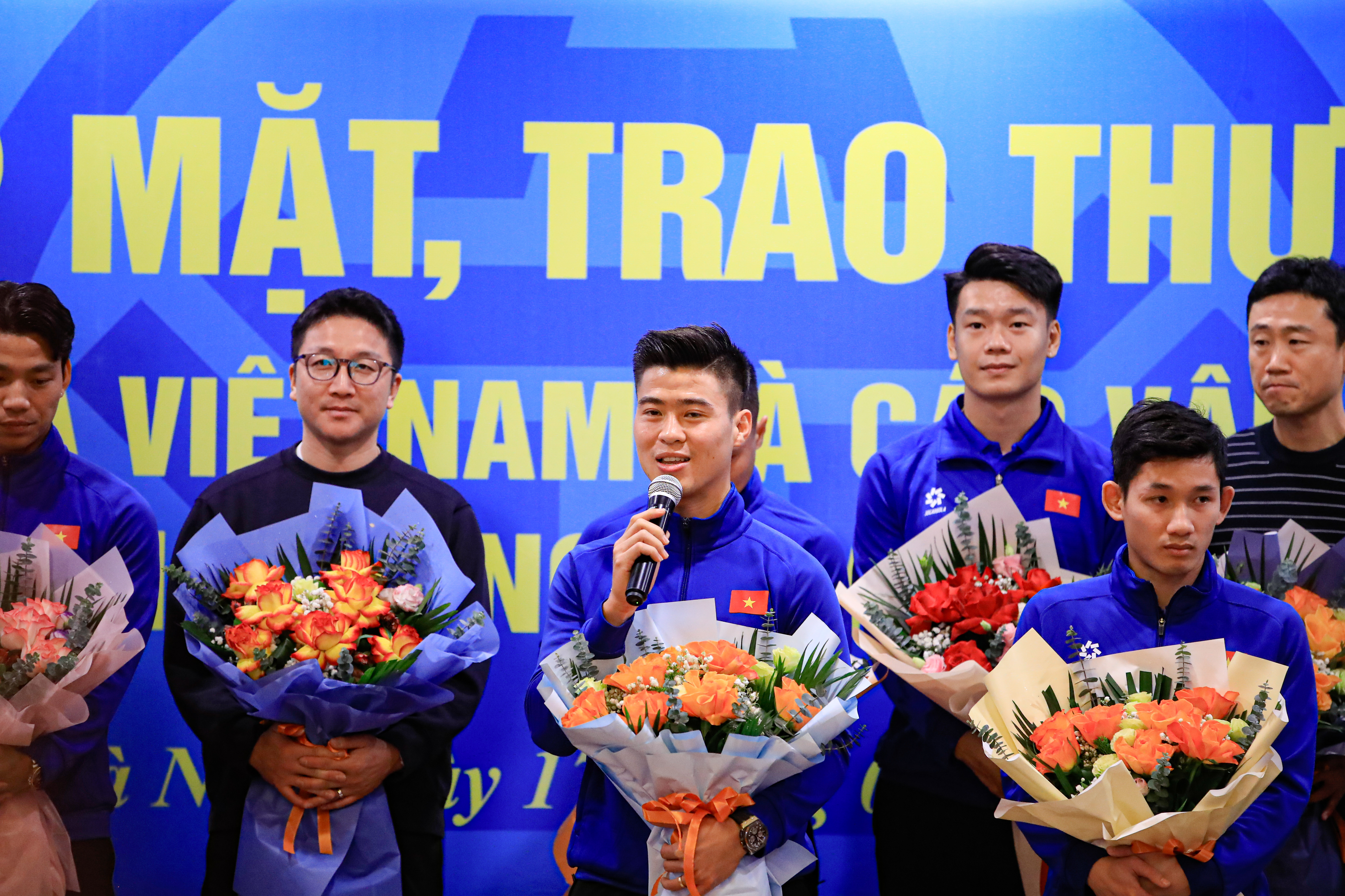 Duy Mạnh (cầm micro) là đội trưởng của đội tuyển Việt Nam ở AFF Cup 2024 Duy Mạnh (cầm micro) là đội trưởng của đội tuyển Việt Nam ở AFF Cup 2024