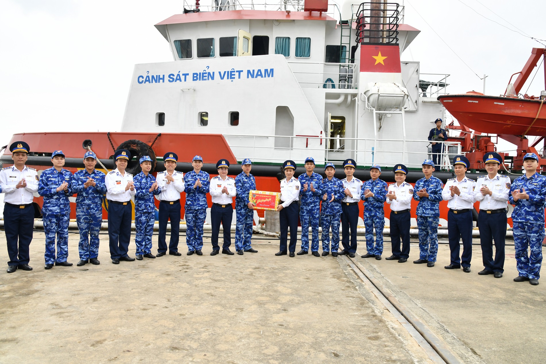 Tàu Cảnh sát biển 9002 lên đường thực hiện nhiệm vụ trực Tết- Ảnh 2. Tàu Cảnh sát biển 9002 lên đường thực hiện nhiệm vụ trực Tết- Ảnh 2.