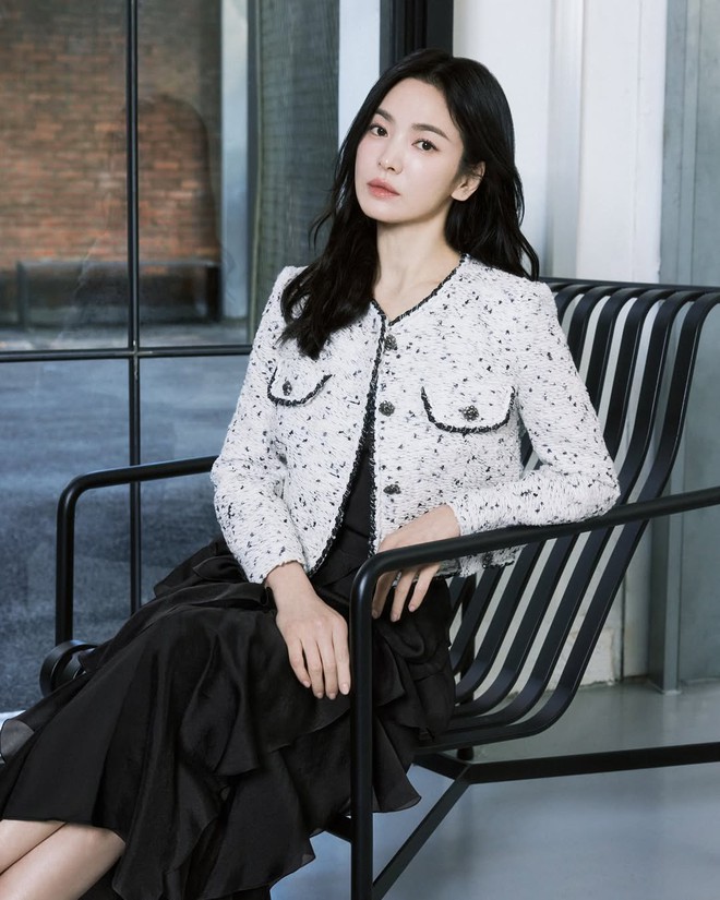 Học Song Hye Kyo cách phối áo khoác mùa lạnh sang xịn miễn bàn- Ảnh 3. Học Song Hye Kyo cách phối áo khoác mùa lạnh sang xịn miễn bàn- Ảnh 3.