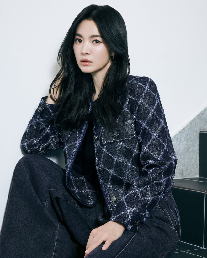 Học Song Hye Kyo cách phối áo khoác mùa lạnh sang xịn miễn bàn- Ảnh 4. Học Song Hye Kyo cách phối áo khoác mùa lạnh sang xịn miễn bàn- Ảnh 4.