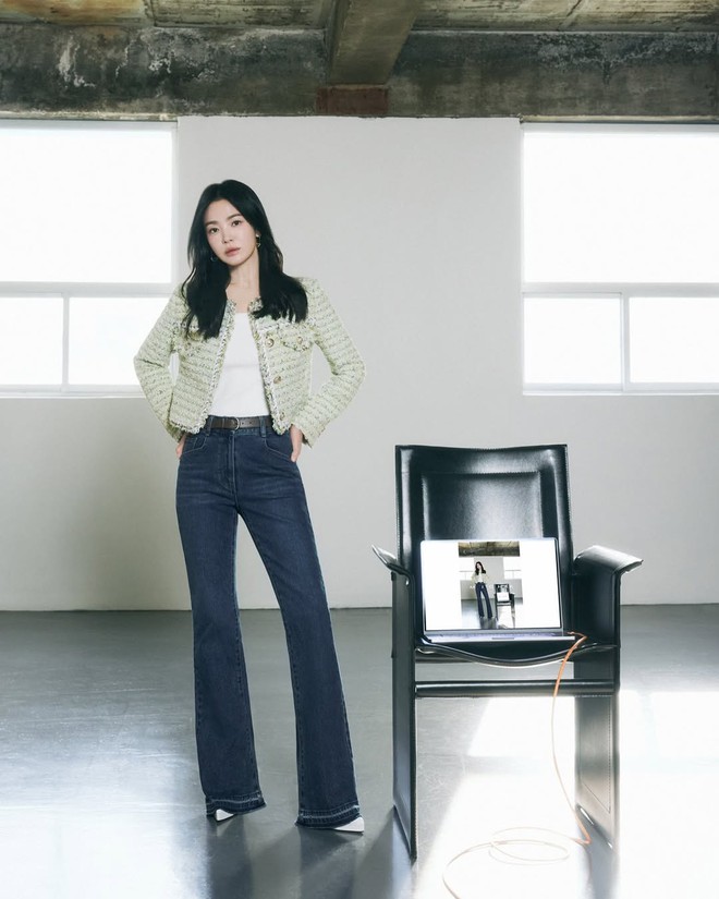 Học Song Hye Kyo cách phối áo khoác mùa lạnh sang xịn miễn bàn- Ảnh 5. Học Song Hye Kyo cách phối áo khoác mùa lạnh sang xịn miễn bàn- Ảnh 5.