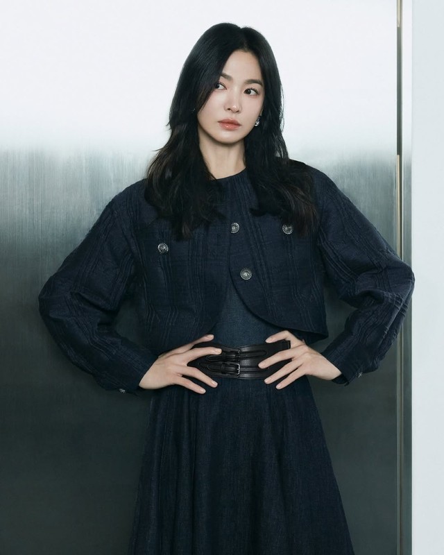 Học Song Hye Kyo cách phối áo khoác mùa lạnh sang xịn miễn bàn- Ảnh 8. Học Song Hye Kyo cách phối áo khoác mùa lạnh sang xịn miễn bàn- Ảnh 8.
