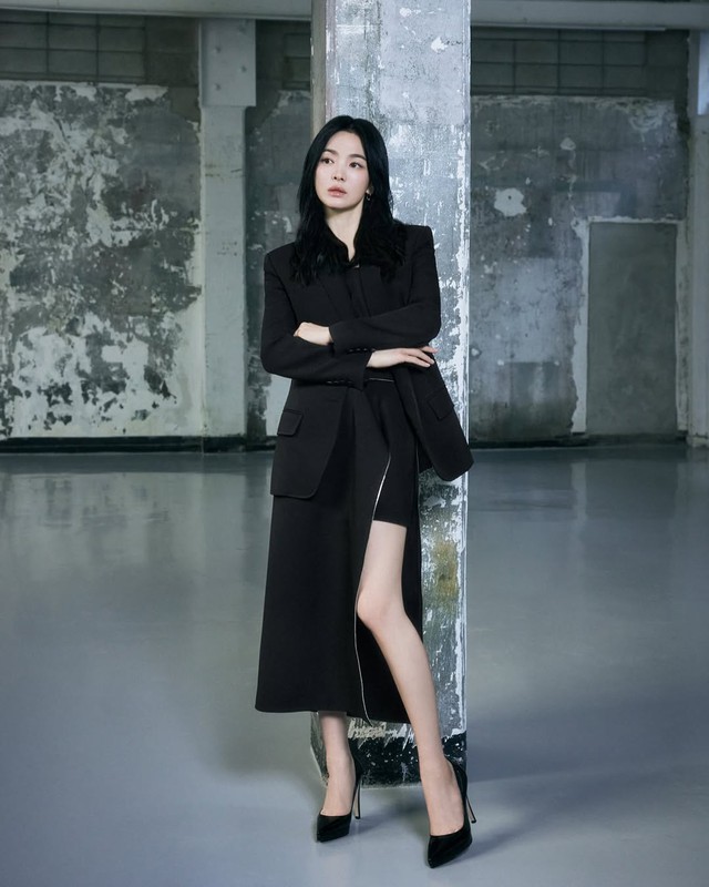 Học Song Hye Kyo cách phối áo khoác mùa lạnh sang xịn miễn bàn- Ảnh 9. Học Song Hye Kyo cách phối áo khoác mùa lạnh sang xịn miễn bàn- Ảnh 9.