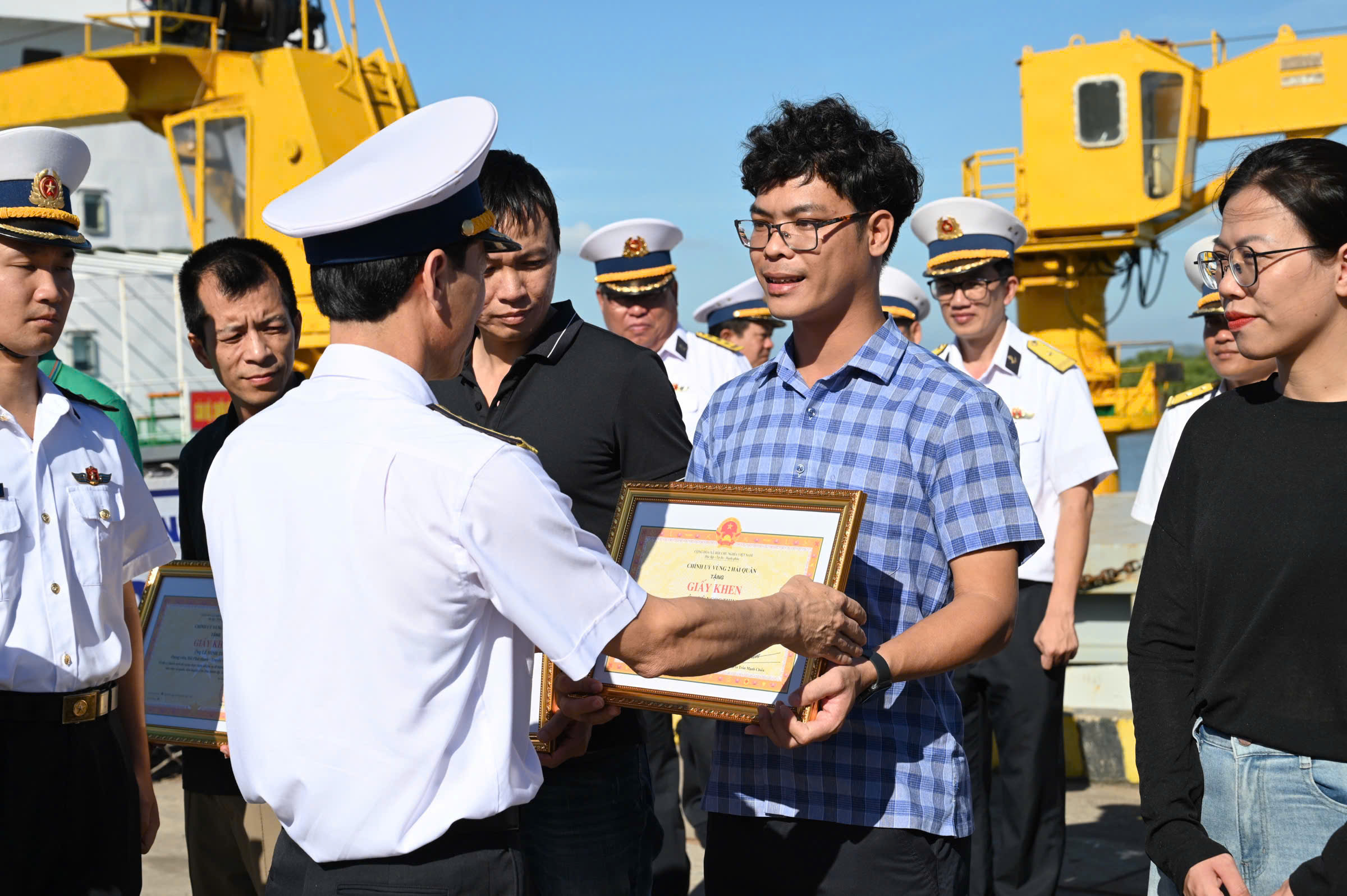 Vùng 2 Hải quân hoàn thành hành trình gieo mùa xuân trên biển cả- Ảnh 2. Vùng 2 Hải quân hoàn thành hành trình gieo mùa xuân trên biển cả- Ảnh 2.