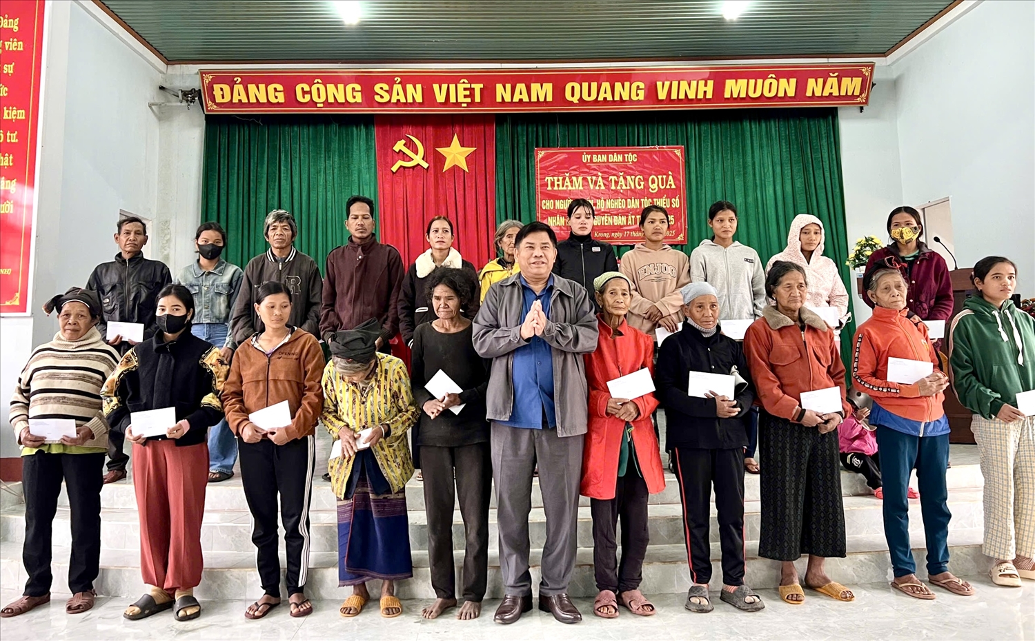 Thứ trưởng, Phó Chủ nhiệm Ủy ban dân tộc Y Thông thăm, tặng quà Tết hộ nghèo xã Krong, huyện Kbang Thứ trưởng, Phó Chủ nhiệm Ủy ban dân tộc Y Thông thăm, tặng quà Tết hộ nghèo xã Krong, huyện Kbang