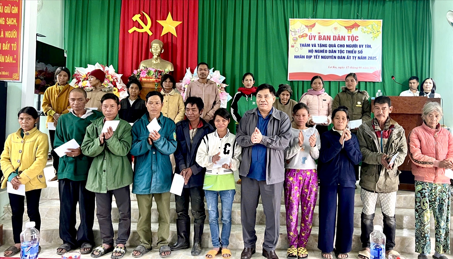 Thứ trưởng, Phó Chủ nhiệm Ủy ban dân tộc Y Thông thăm, tặng quà Tết Người có uy tín, hộ nghèo tại xã Lơ Ku, huyện Kbang Thứ trưởng, Phó Chủ nhiệm Ủy ban dân tộc Y Thông thăm, tặng quà Tết Người có uy tín, hộ nghèo tại xã Lơ Ku, huyện Kbang