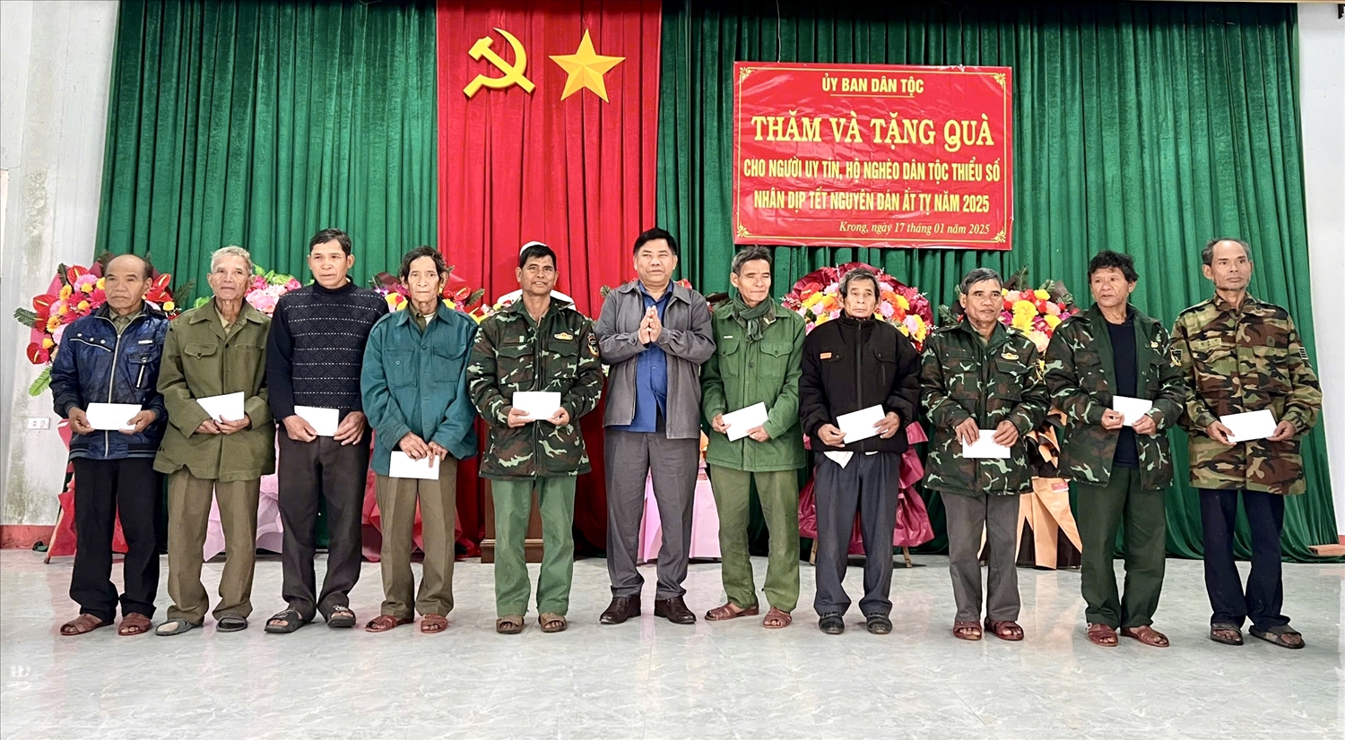 Thứ trưởng, Phó Chủ nhiệm Ủy ban dân tộc Y Thông thăm, tặng quà Tết Người có uy tín xã Krong, huyện Kbang Thứ trưởng, Phó Chủ nhiệm Ủy ban dân tộc Y Thông thăm, tặng quà Tết Người có uy tín xã Krong, huyện Kbang