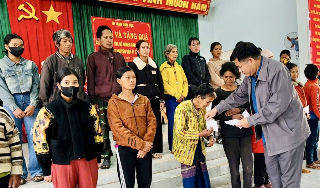 Thứ trưởng, Phó Chủ nhiệm UBDT Y Thông ân cần thăm hỏi, gửi những lời chúc tốt đẹp, lời chúc mừng năm mới tới Người có uy tín, gia đình đồng bào DTTS nghèo Thứ trưởng, Phó Chủ nhiệm UBDT Y Thông ân cần thăm hỏi, gửi những lời chúc tốt đẹp, lời chúc mừng năm mới tới Người có uy tín, gia đình đồng bào DTTS nghèo