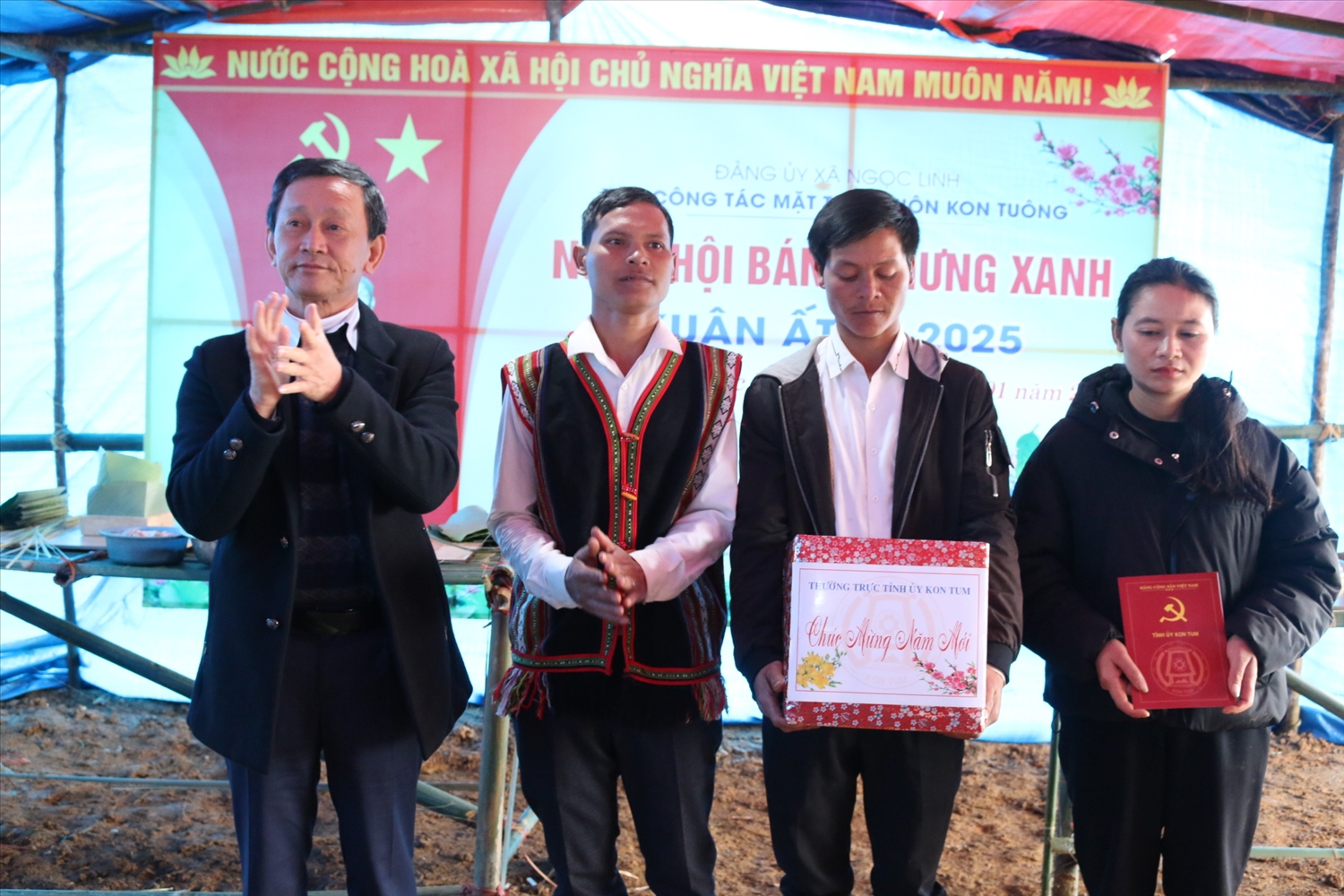 Bí thư Tỉnh ủy Kon Tum Dương Văn Trang tặng quà cho Nhân dân làng Kon Tuông Bí thư Tỉnh ủy Kon Tum Dương Văn Trang tặng quà cho Nhân dân làng Kon Tuông